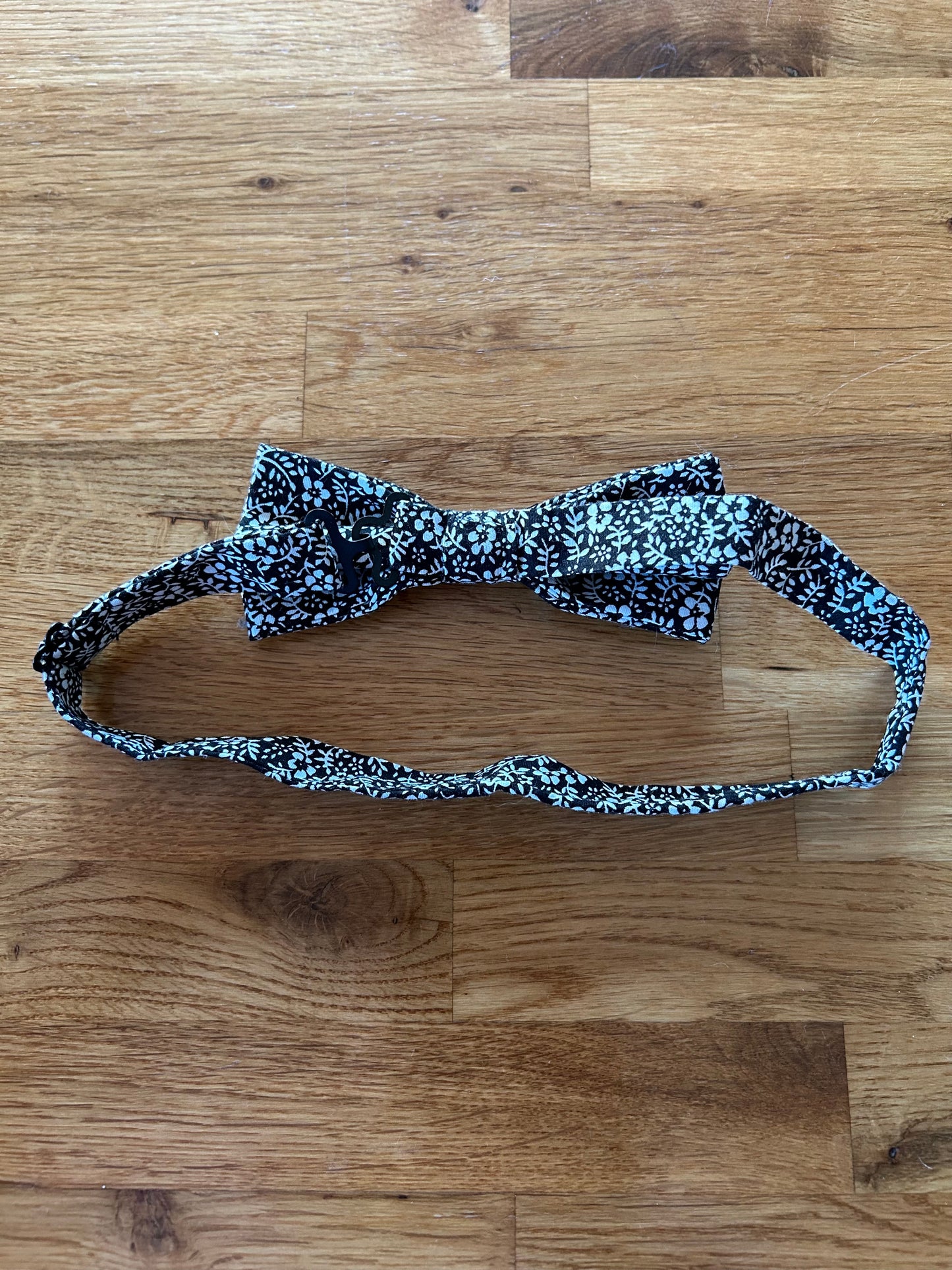Black liberty bow tie