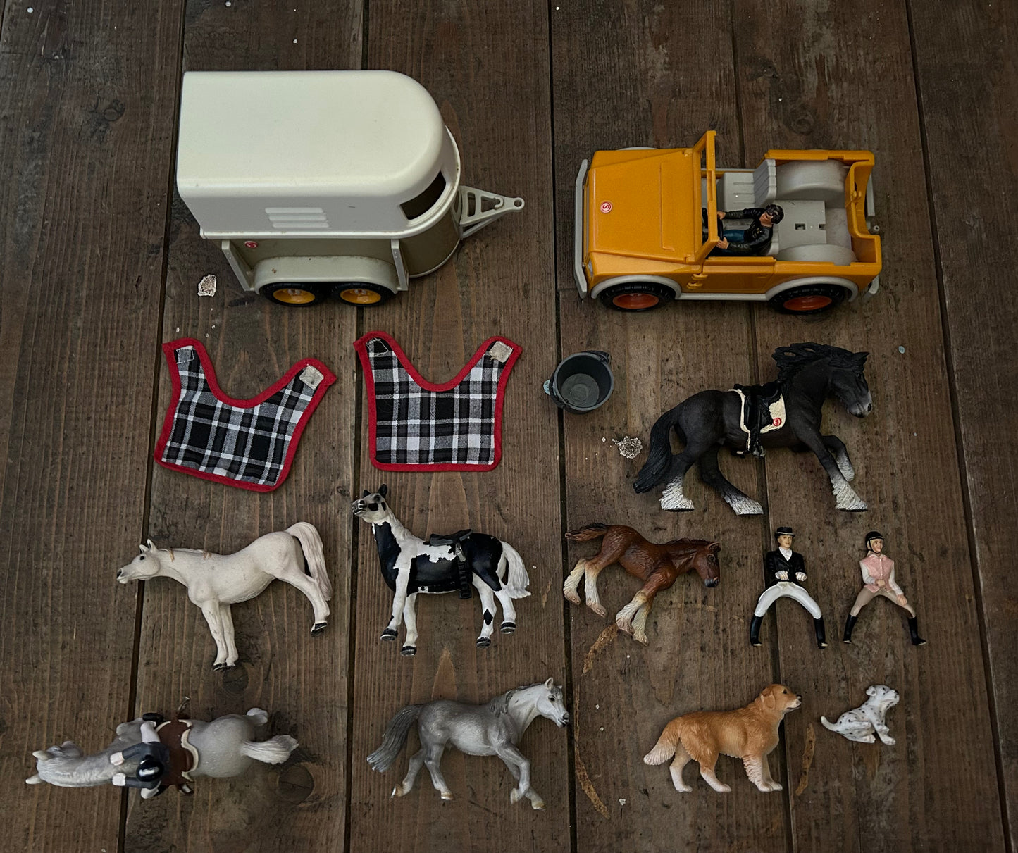 Horses and horse trailer set
