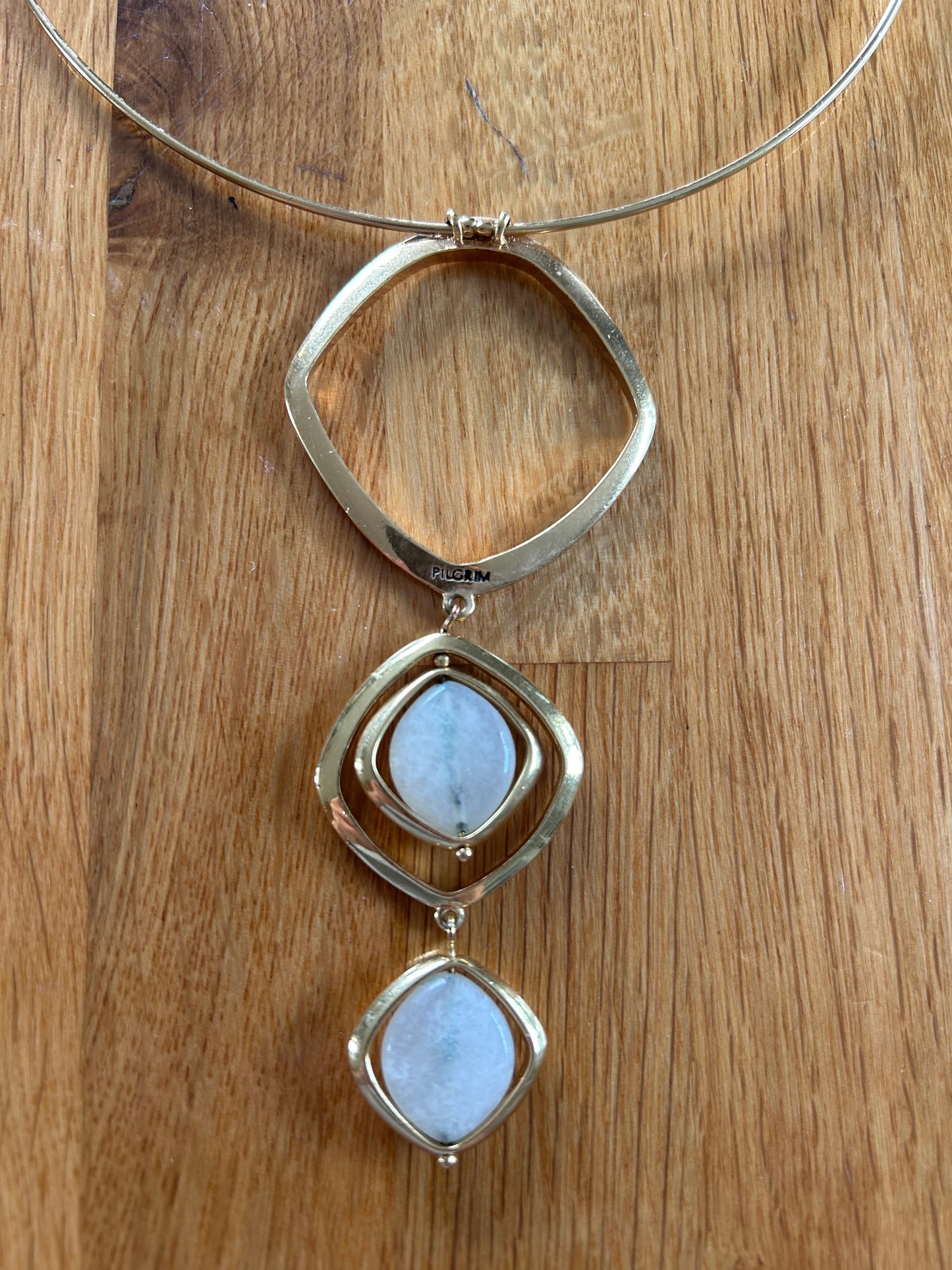 Gold pendant necklace