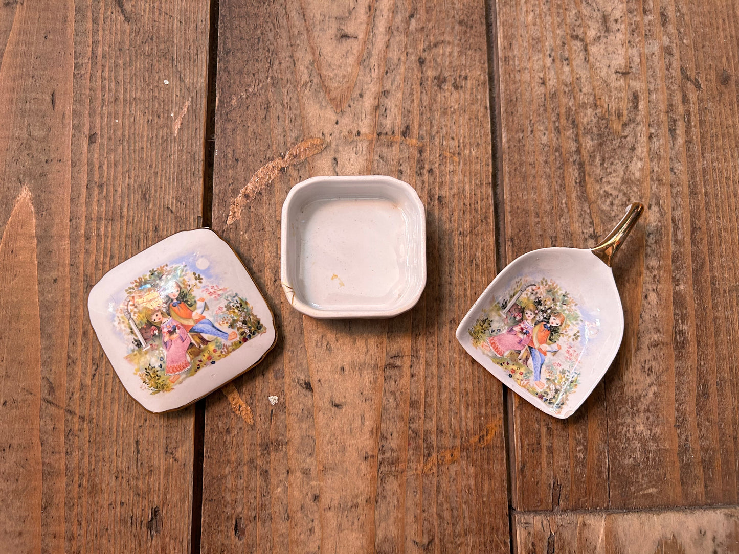 Box and miniature dustpan
