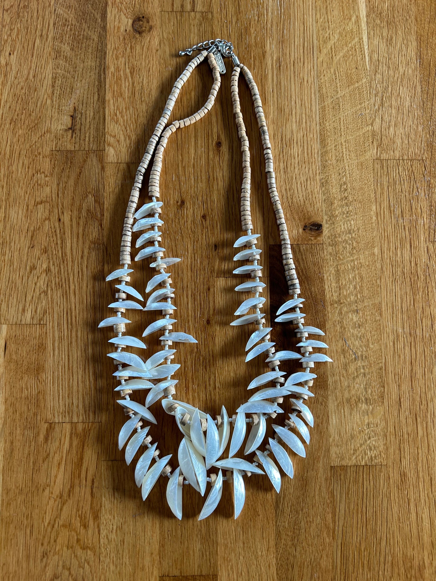 White small mussel shell necklace