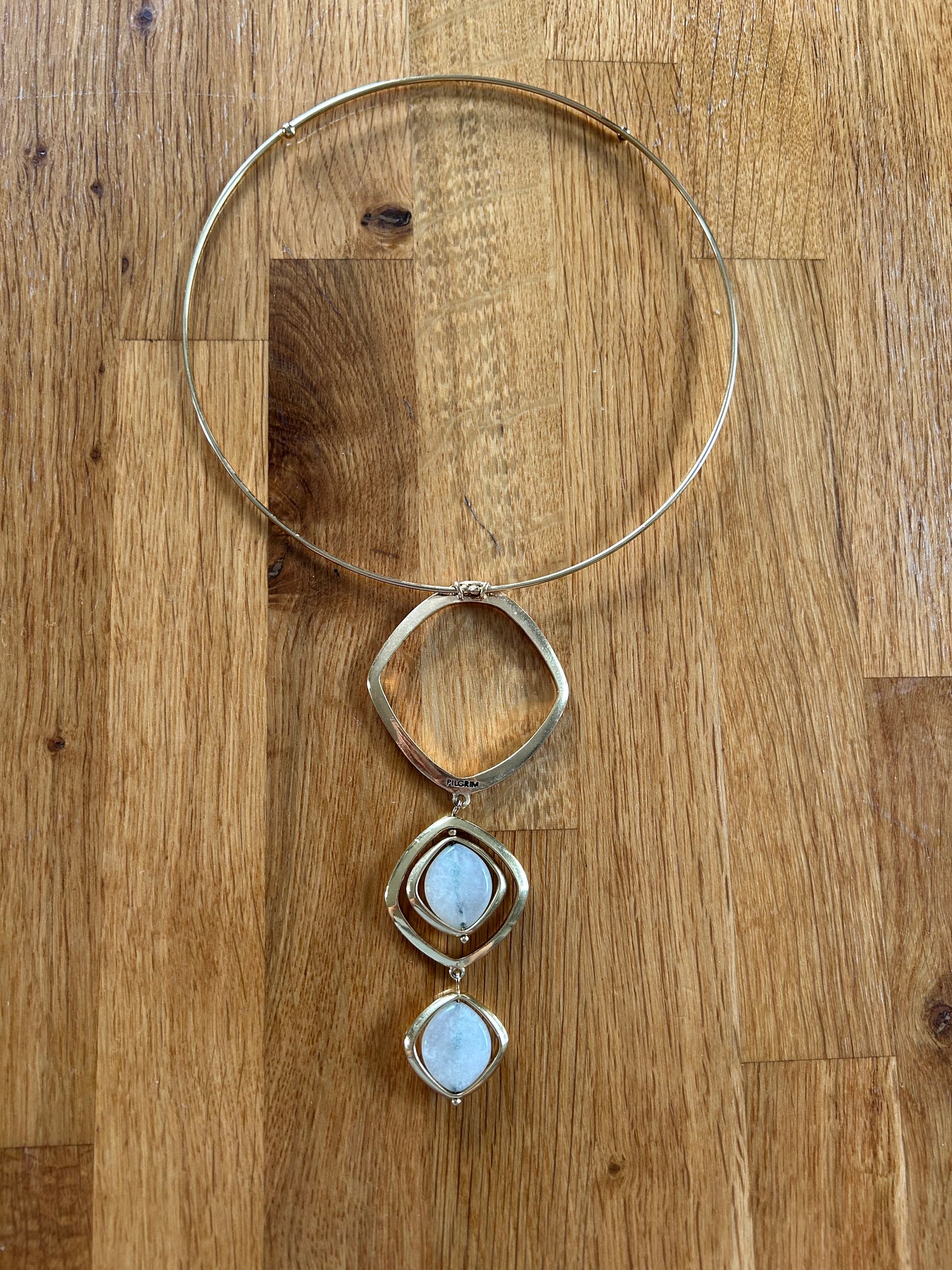 Gold pendant necklace