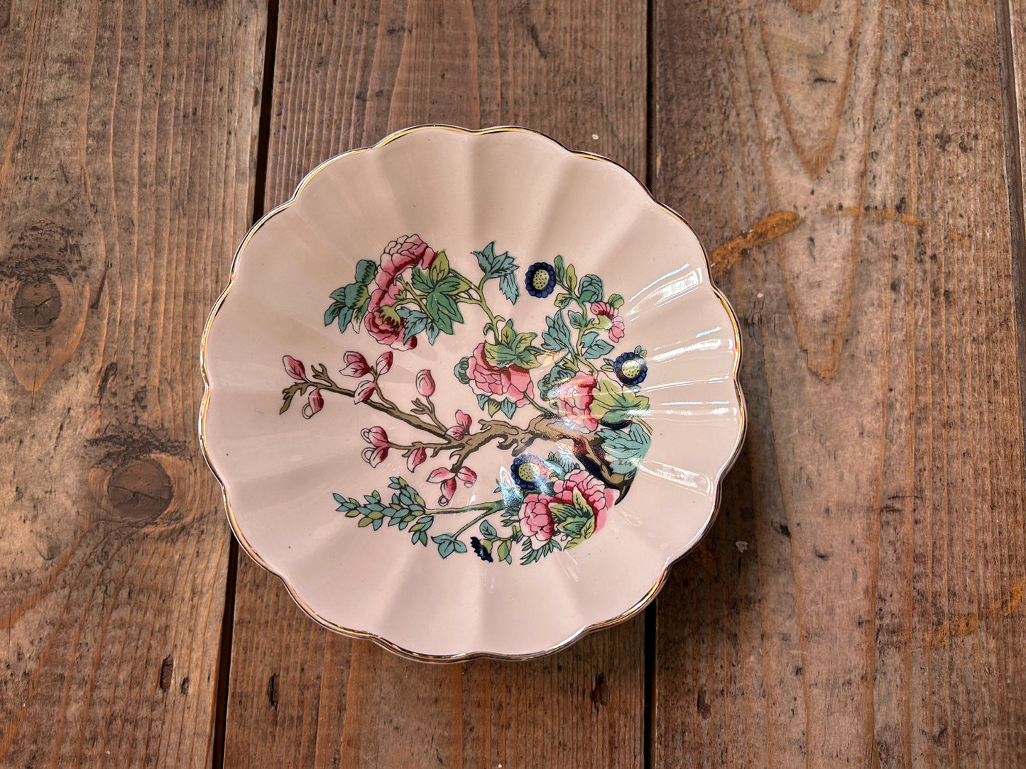 Footed porcelain soap dish