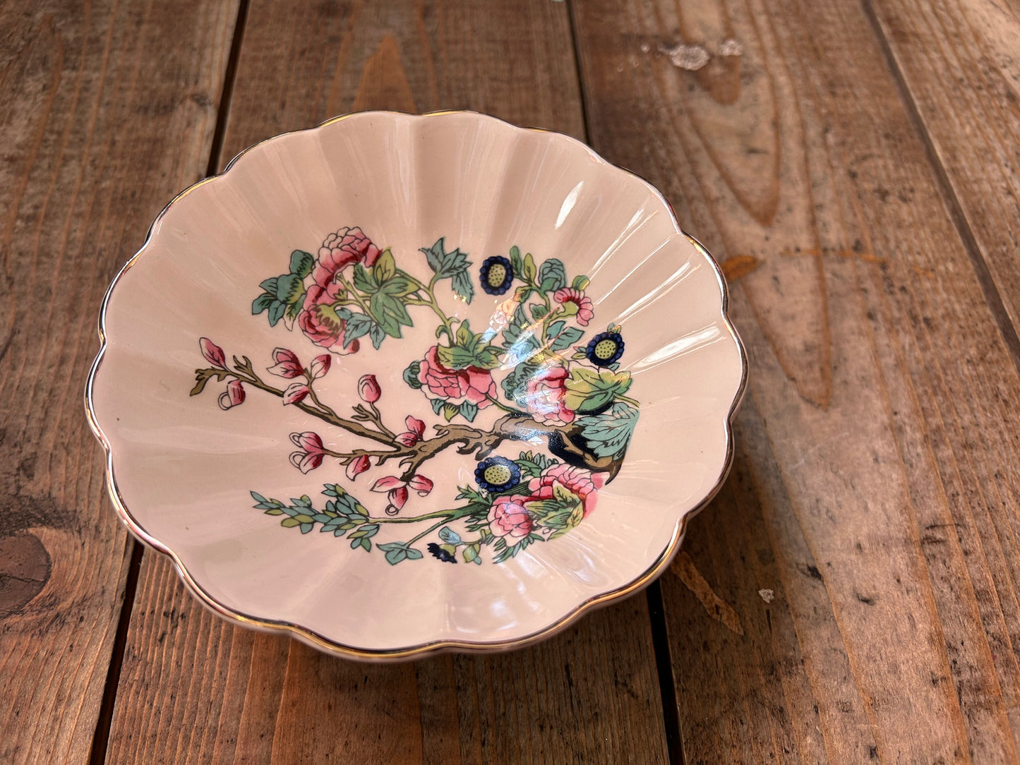 Footed porcelain soap dish