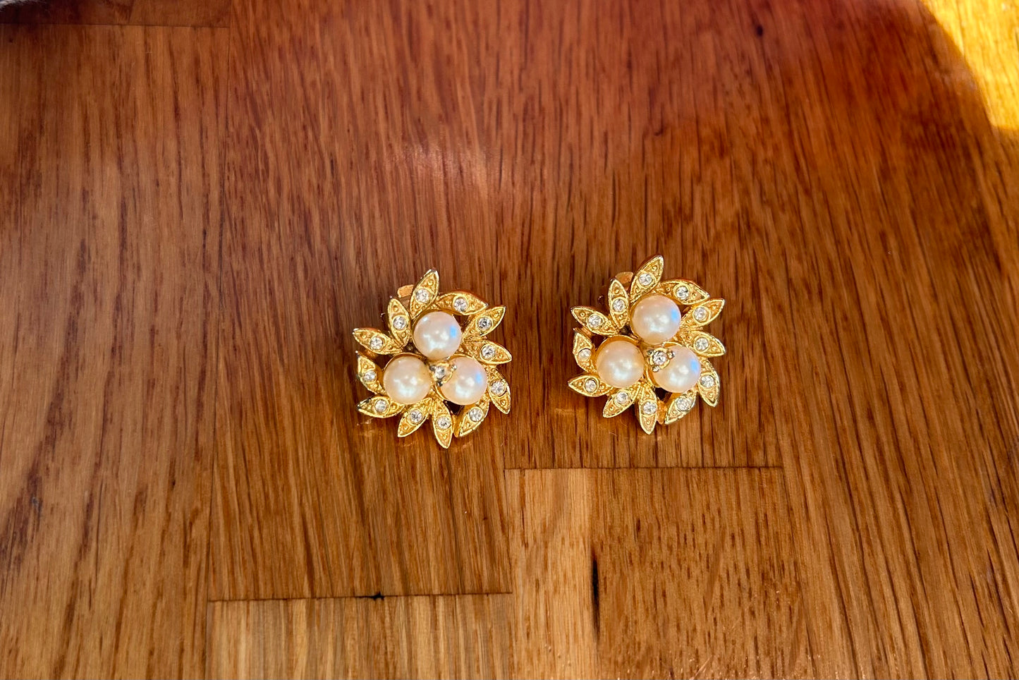 Pearl&leaves clip earrings
