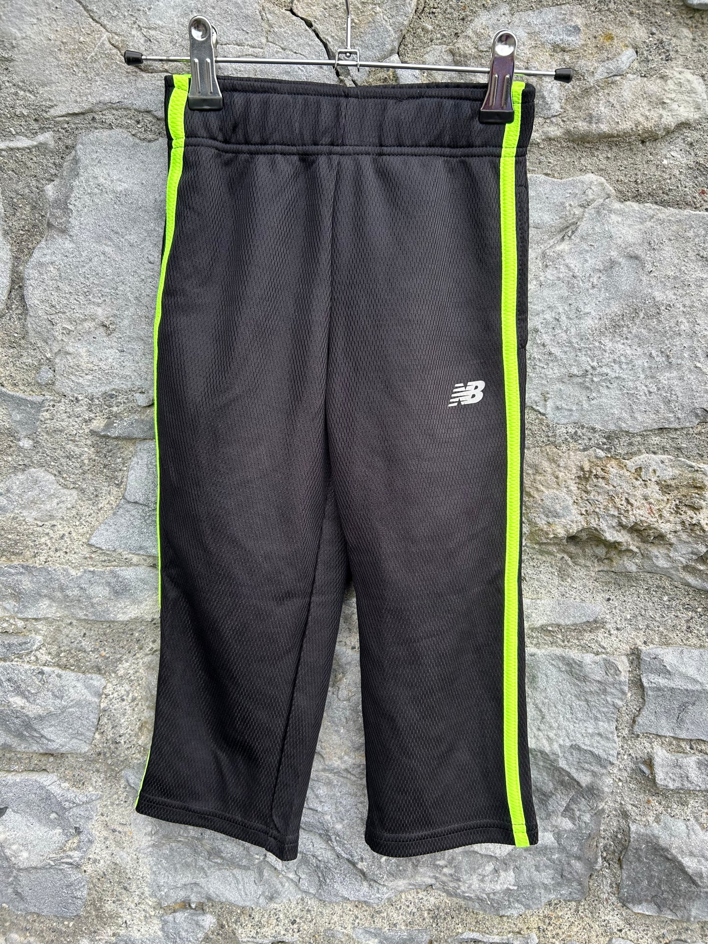 NB black tracksuit bottoms 4y (104cm)