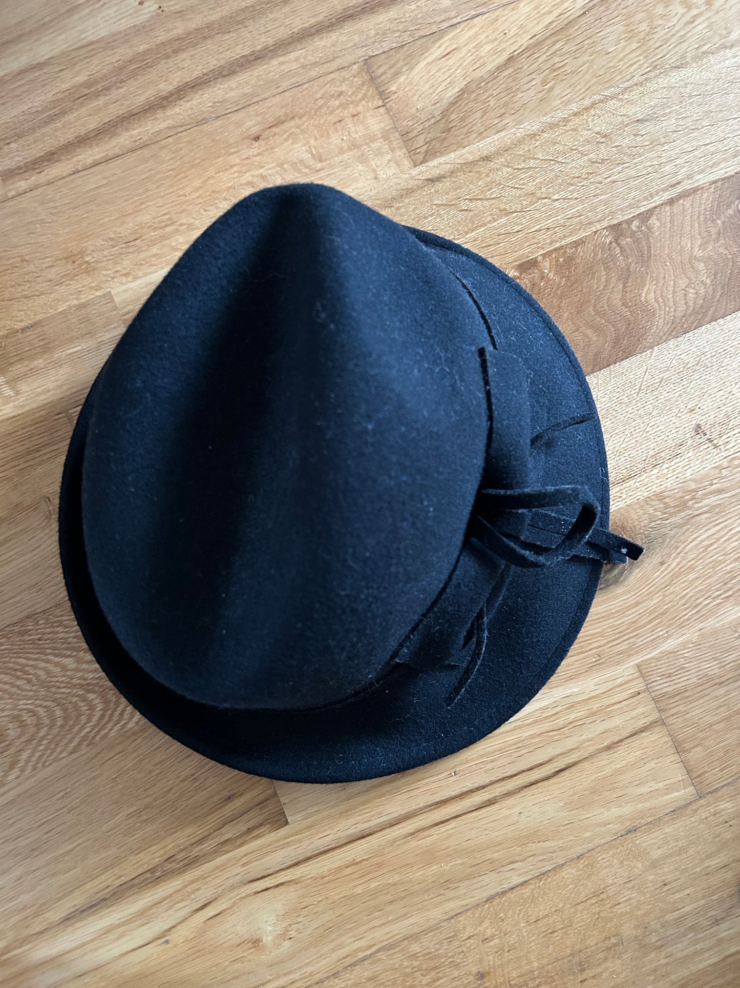 Black knot hat