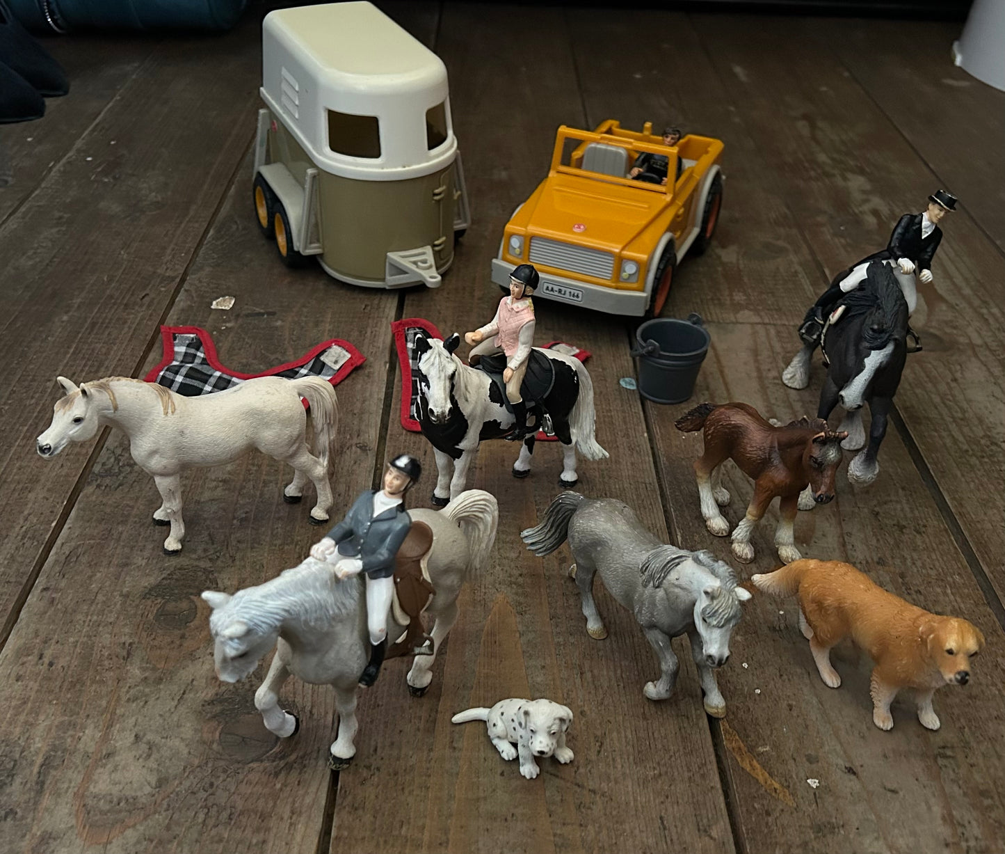 Horses and horse trailer set