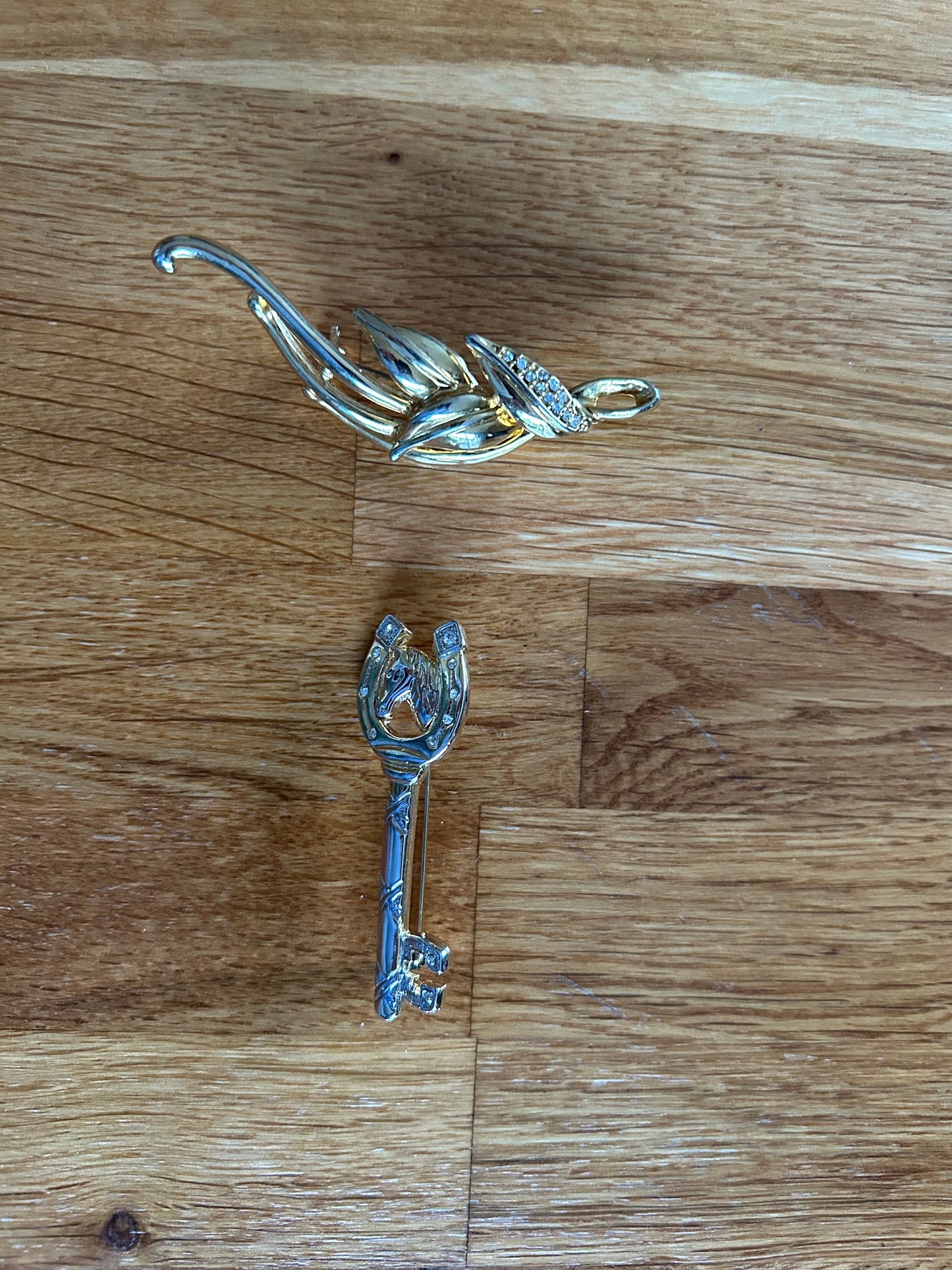 Golden brooch set