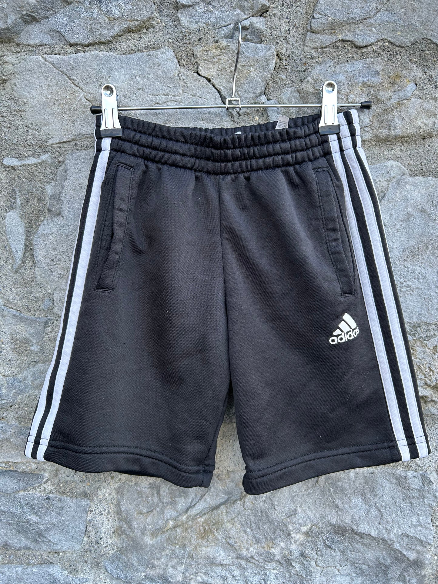 Black logo shorts 9-10y (134-140cm)