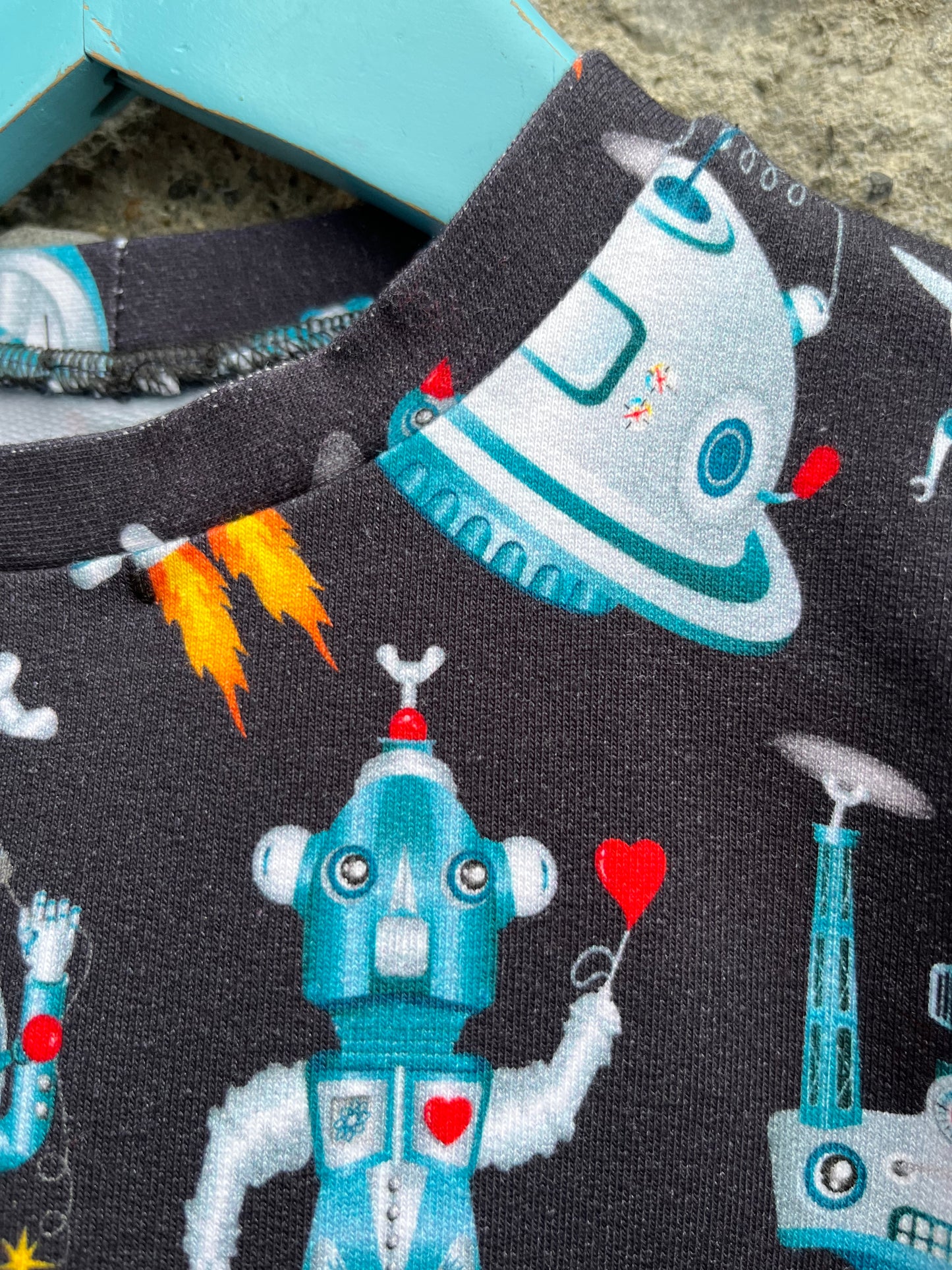 Space robots T-shirt 4-5y (104-110cm)