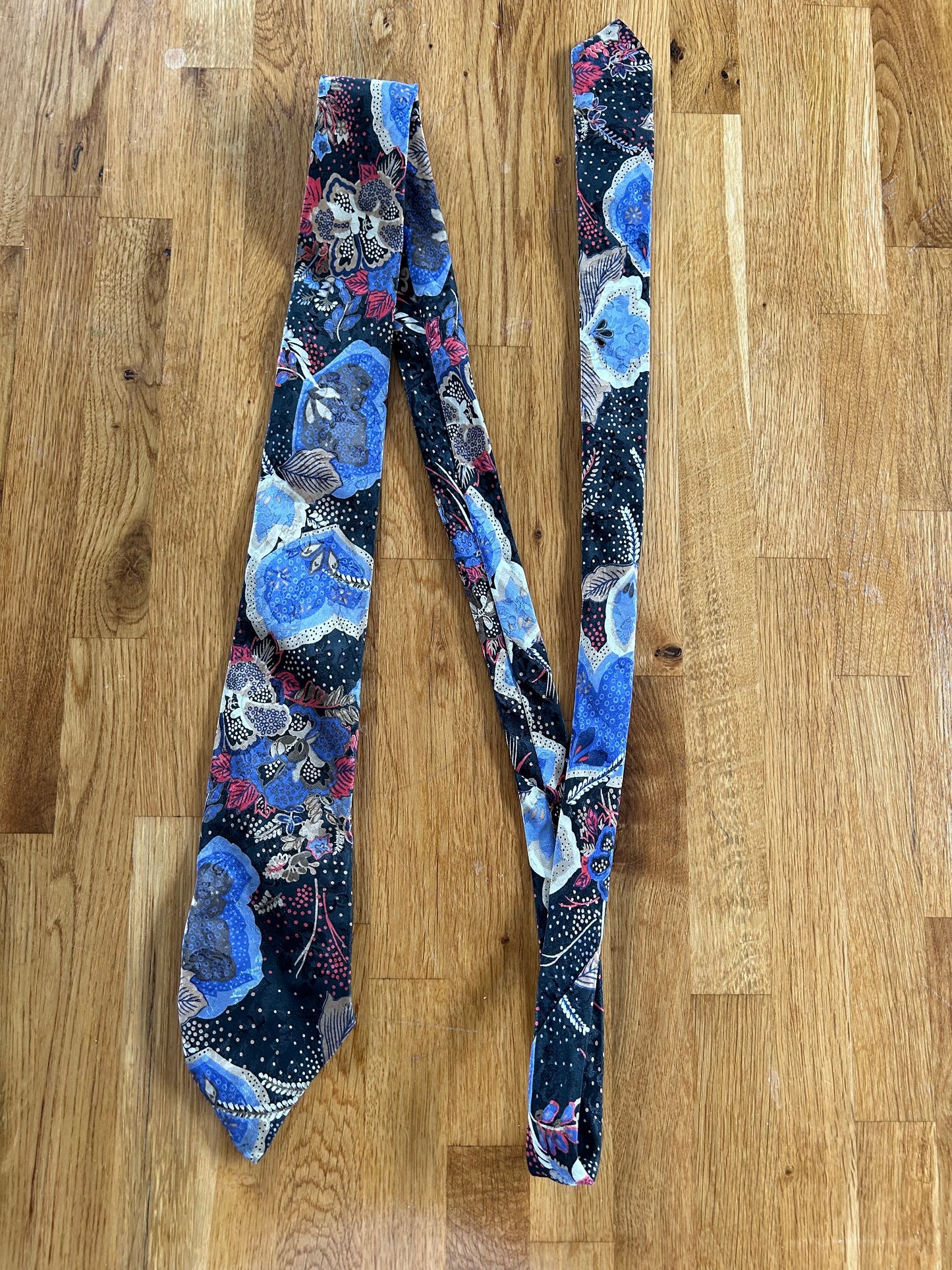 Floral blue&black tie