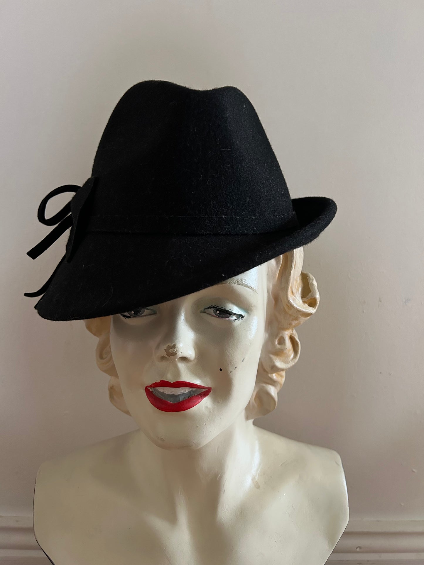 Black knot hat