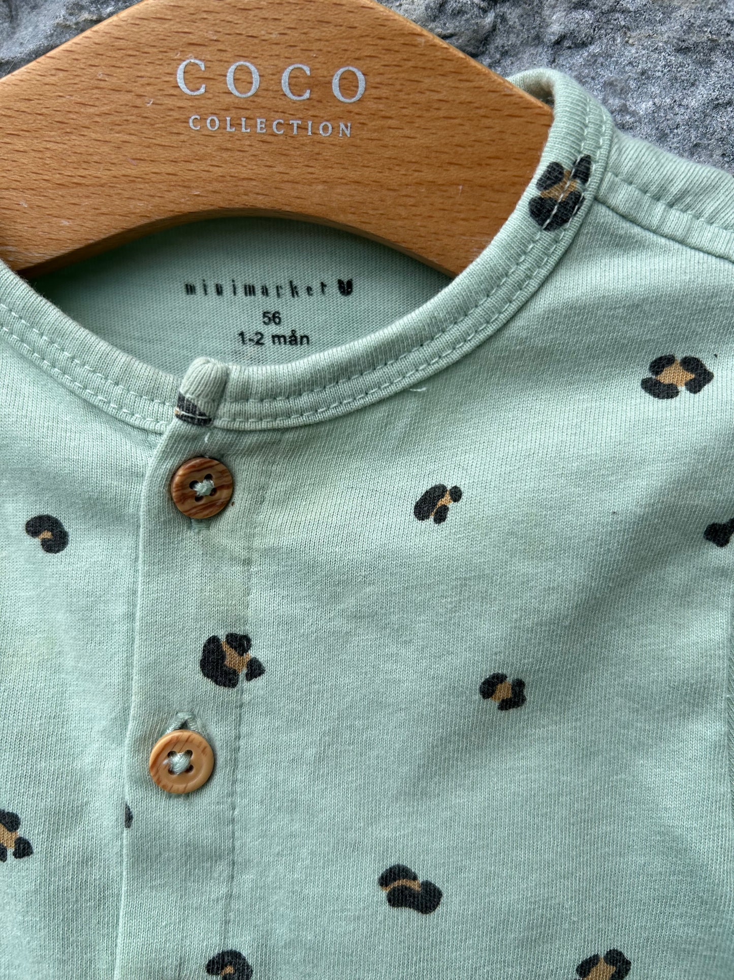 Small leopard pattern green onesie 0-1m (50-56cm)