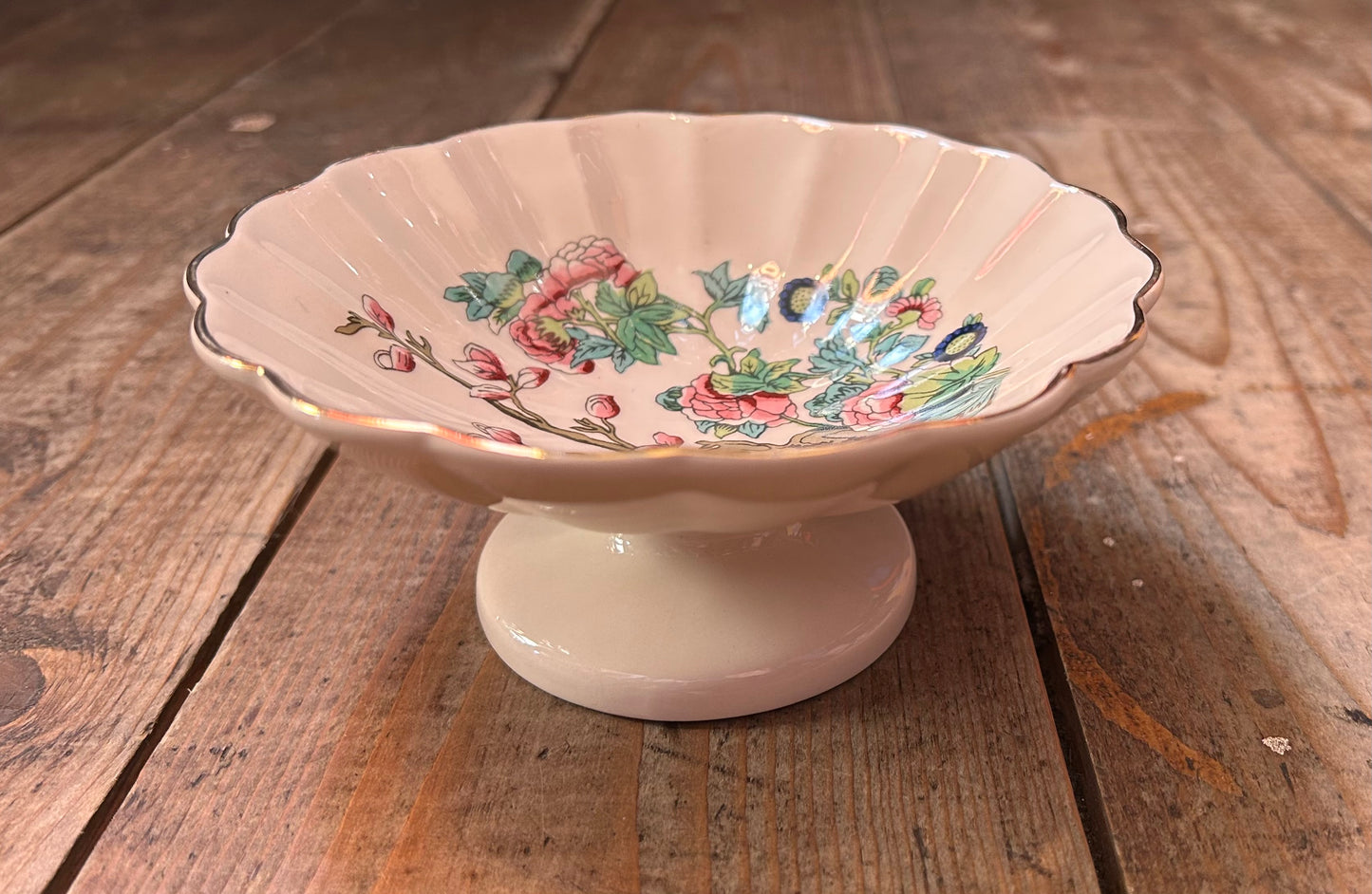 Footed porcelain soap dish