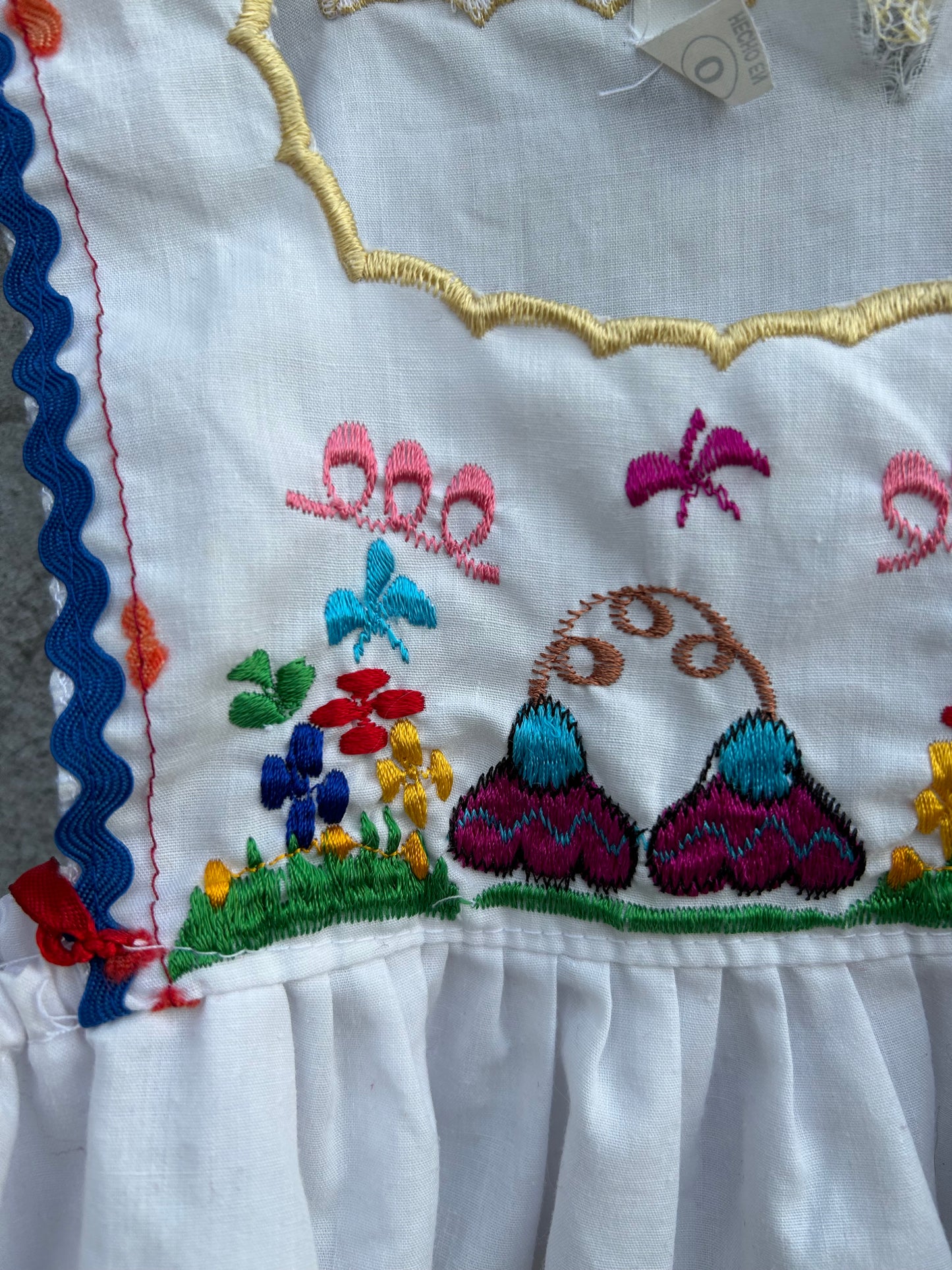 Folk embroidered white pinafore 0-6m (56-68cm)