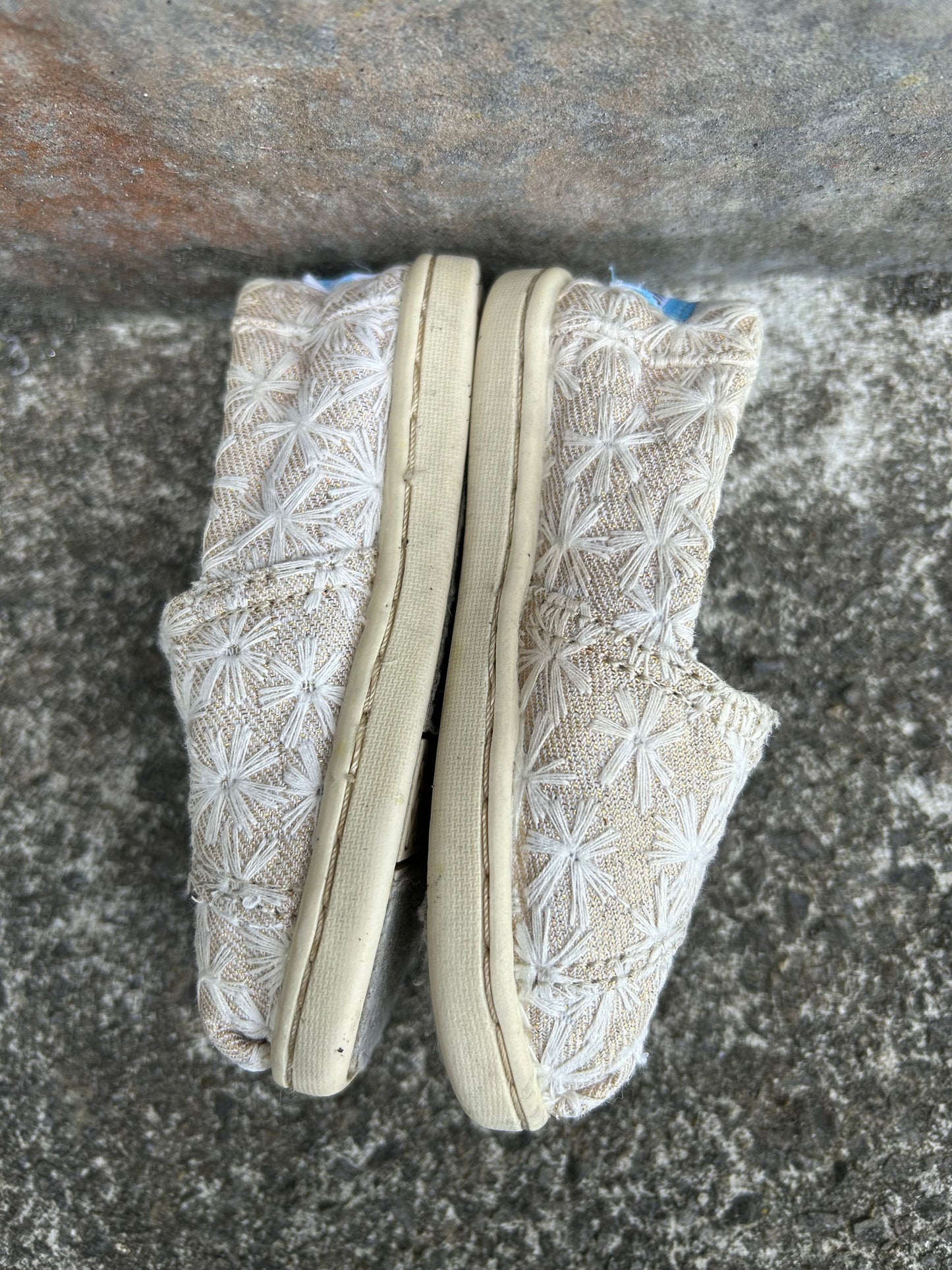 Beige&gold slip on toms uk 4 (eu 20)