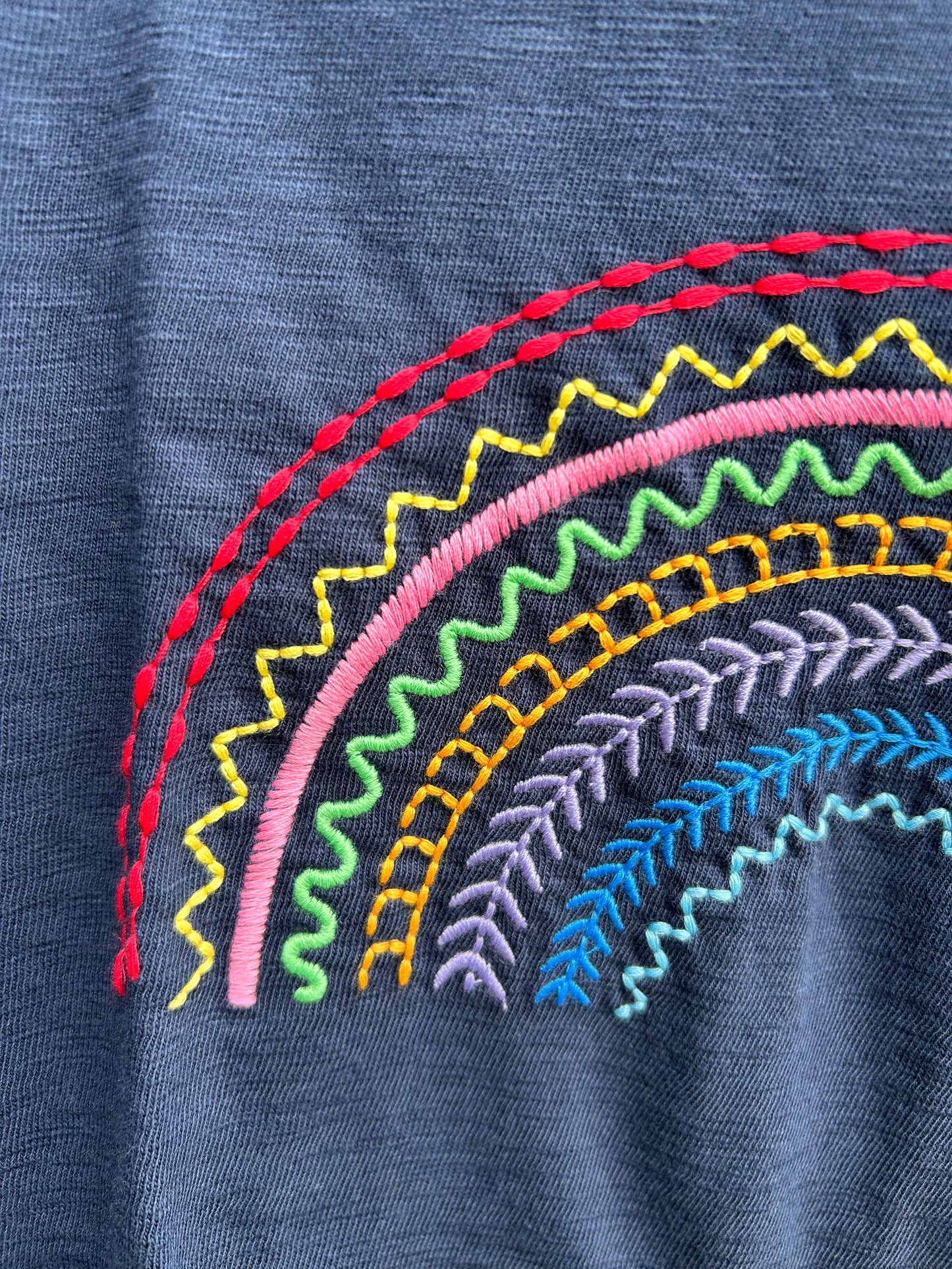 Embroidered rainbow navy box top 4-5y (104-110cm)