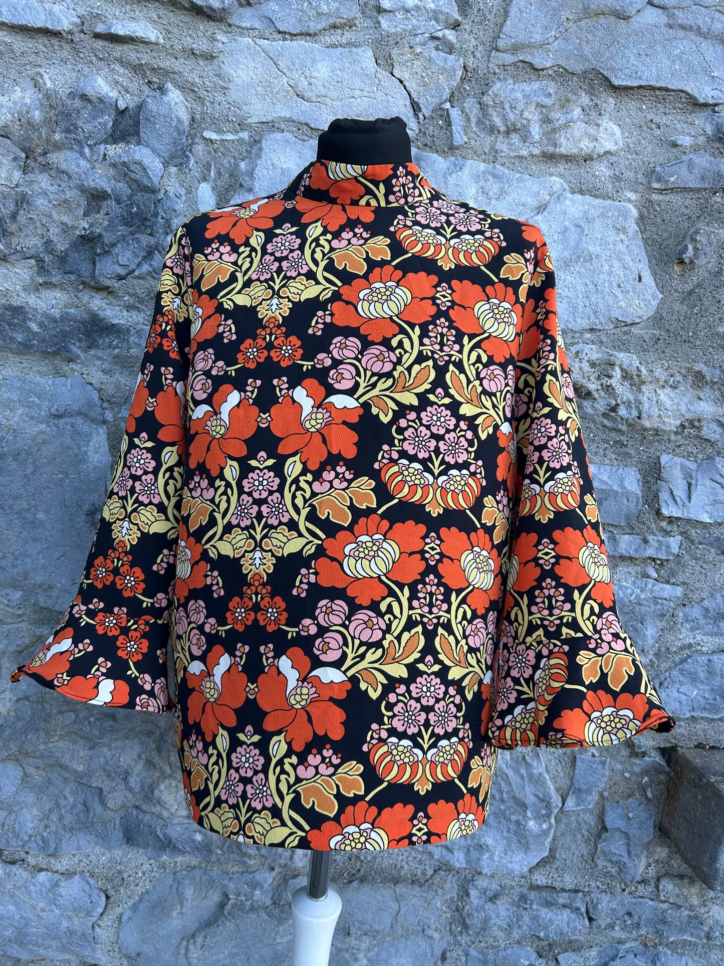 Big orange flowers top uk 12