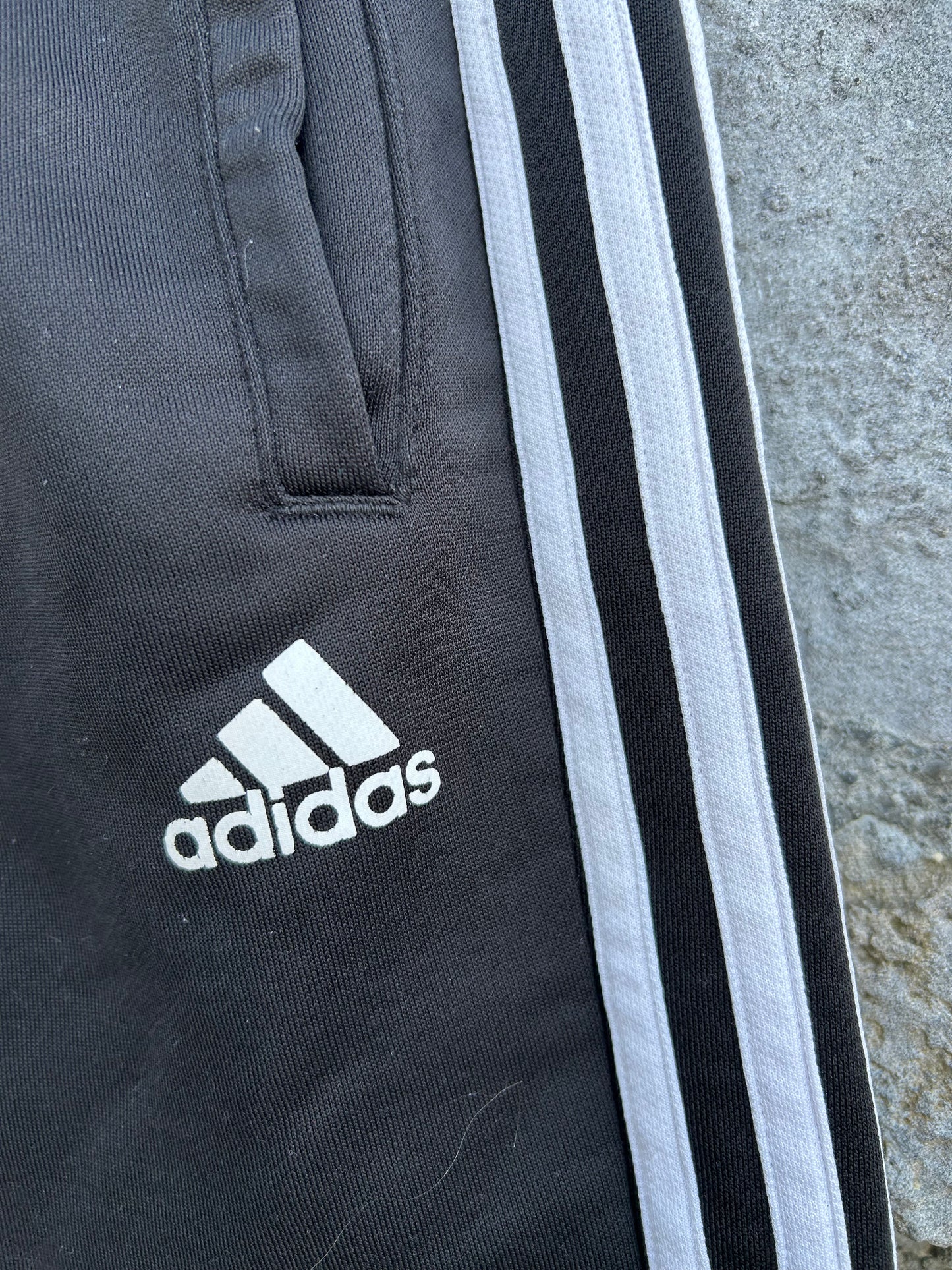 Black logo shorts 9-10y (134-140cm)