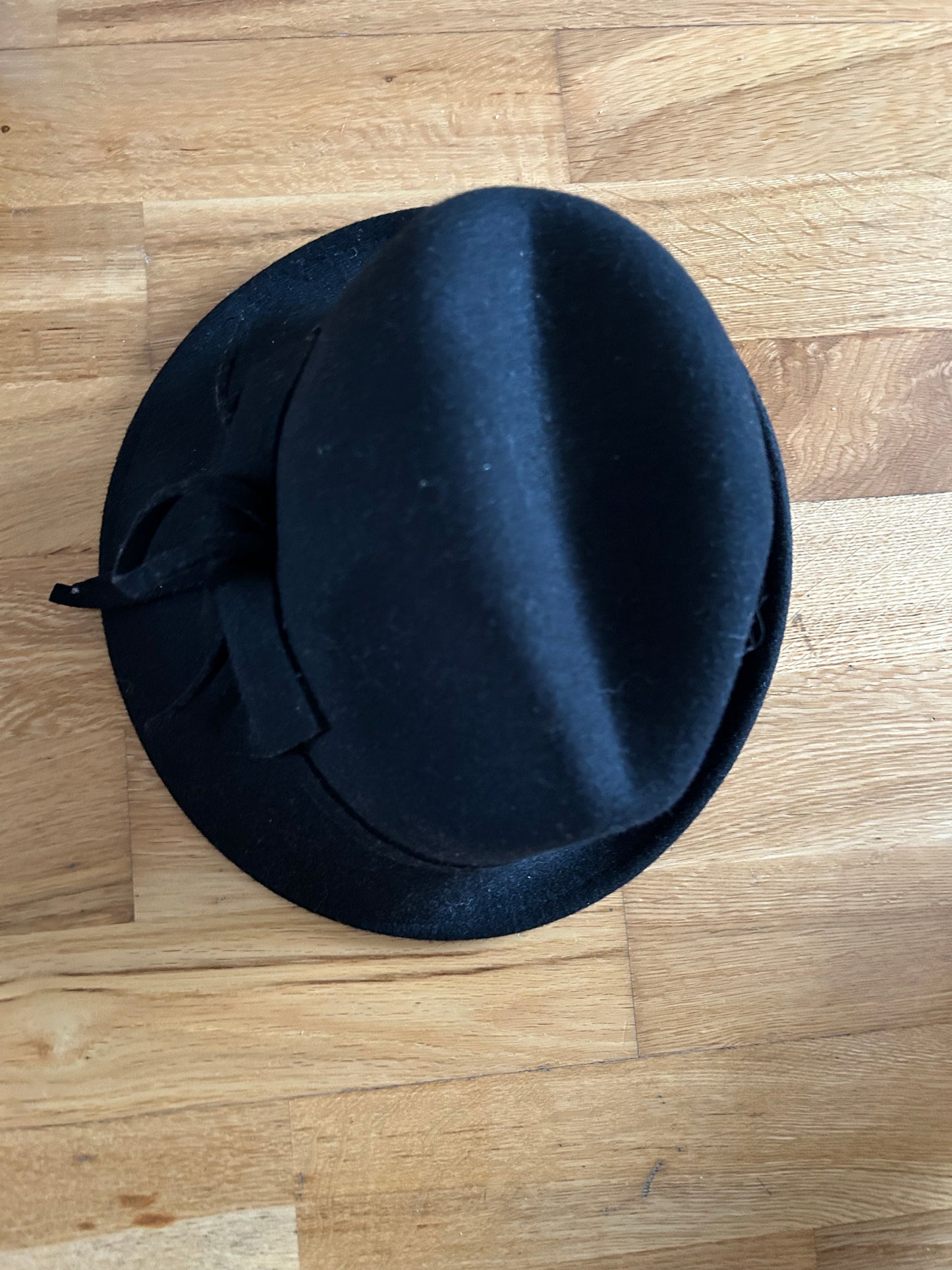 Black knot hat