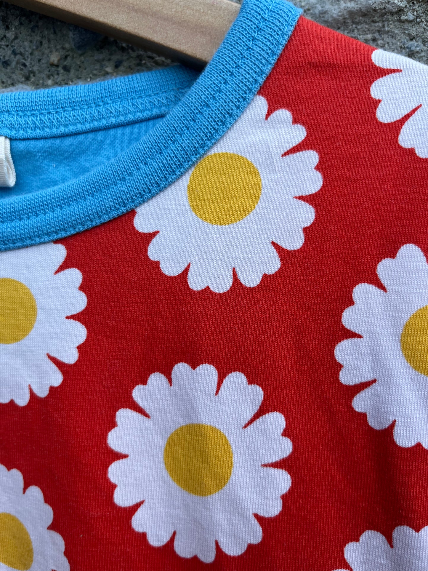 Red daisies T-shirt 9-10y (134-140cm)