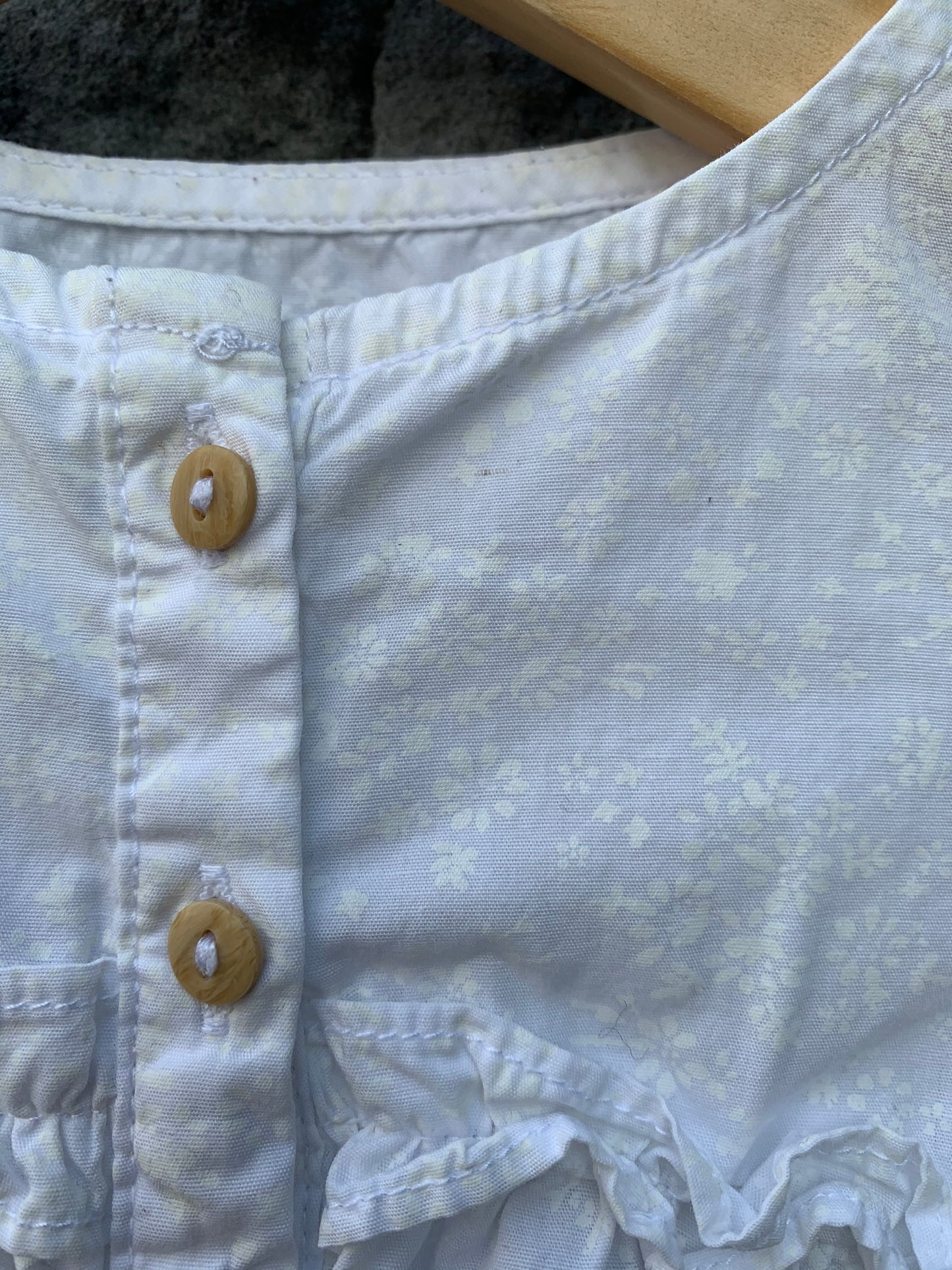 White blouse with tiny flowers 3-6m (62-68cm)