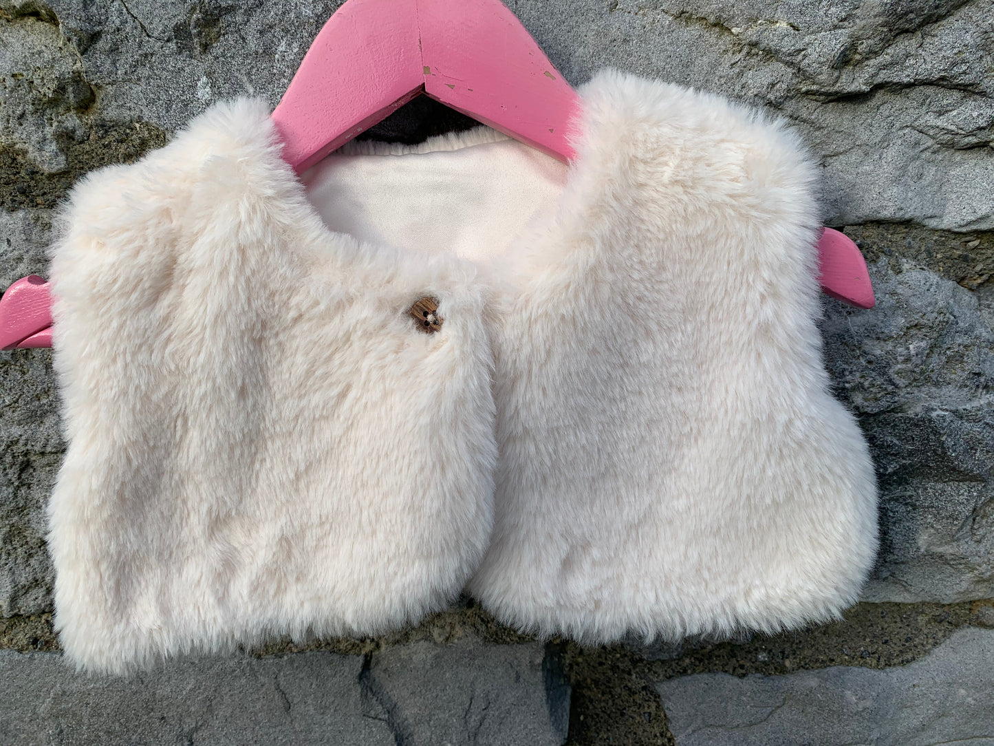 White fluffy gilet 6-9m (68-74cm)