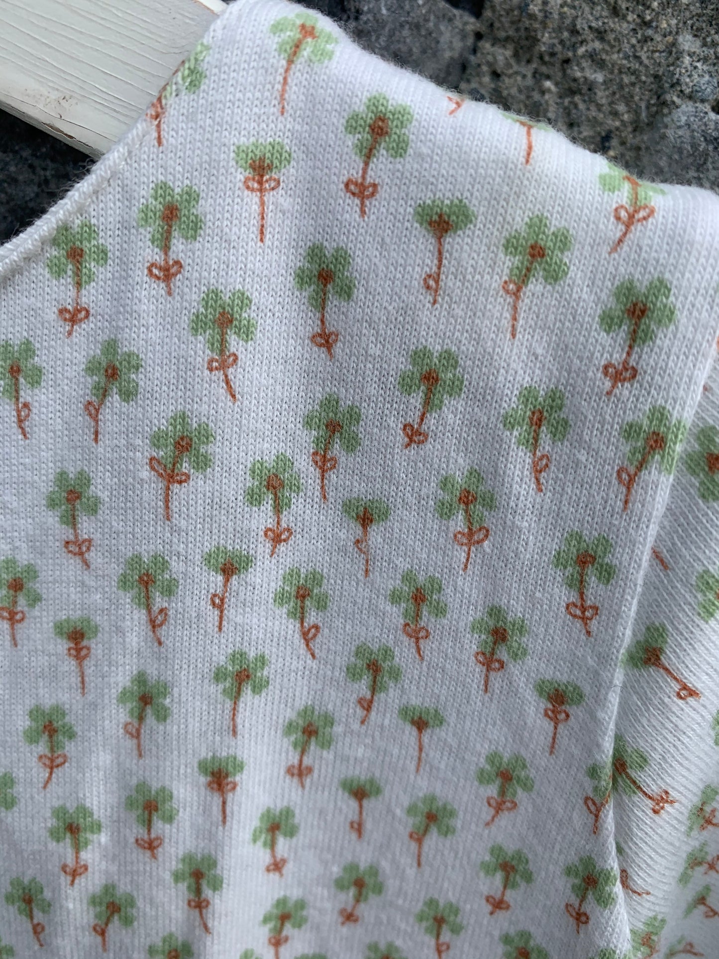 White top with flowers 3-6m (62-68cm)