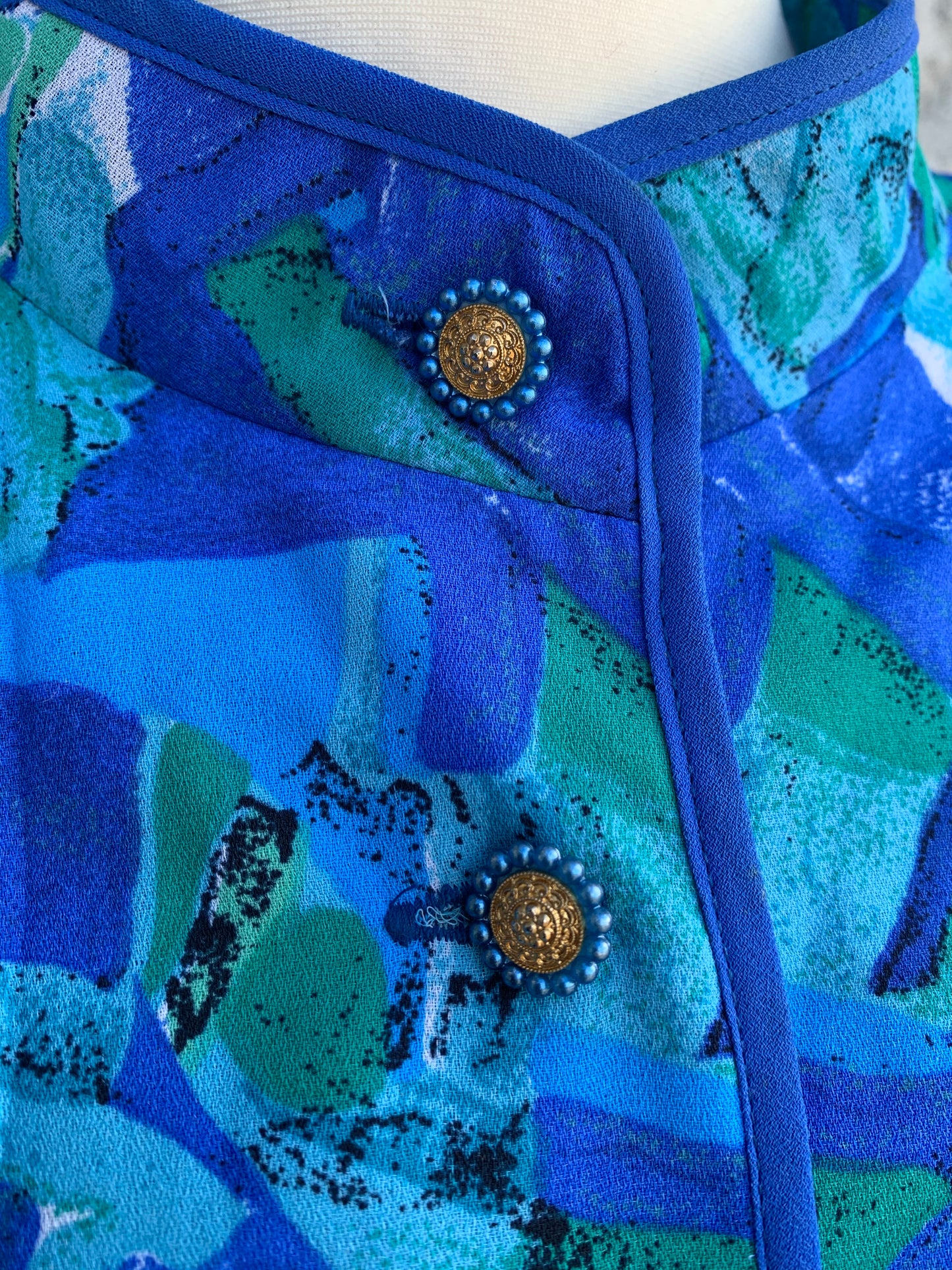 Model Schroder blue abstract blouse uk 14