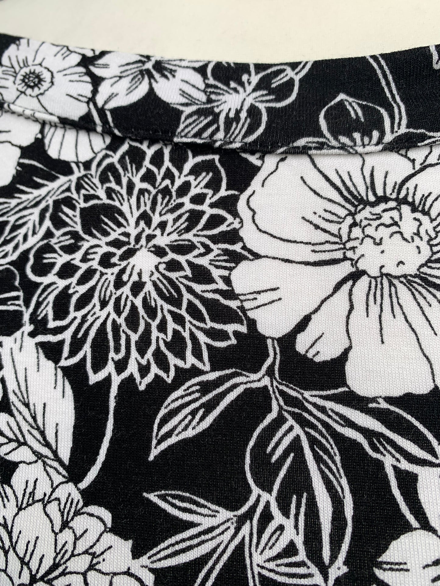 Black&white floral top uk 8