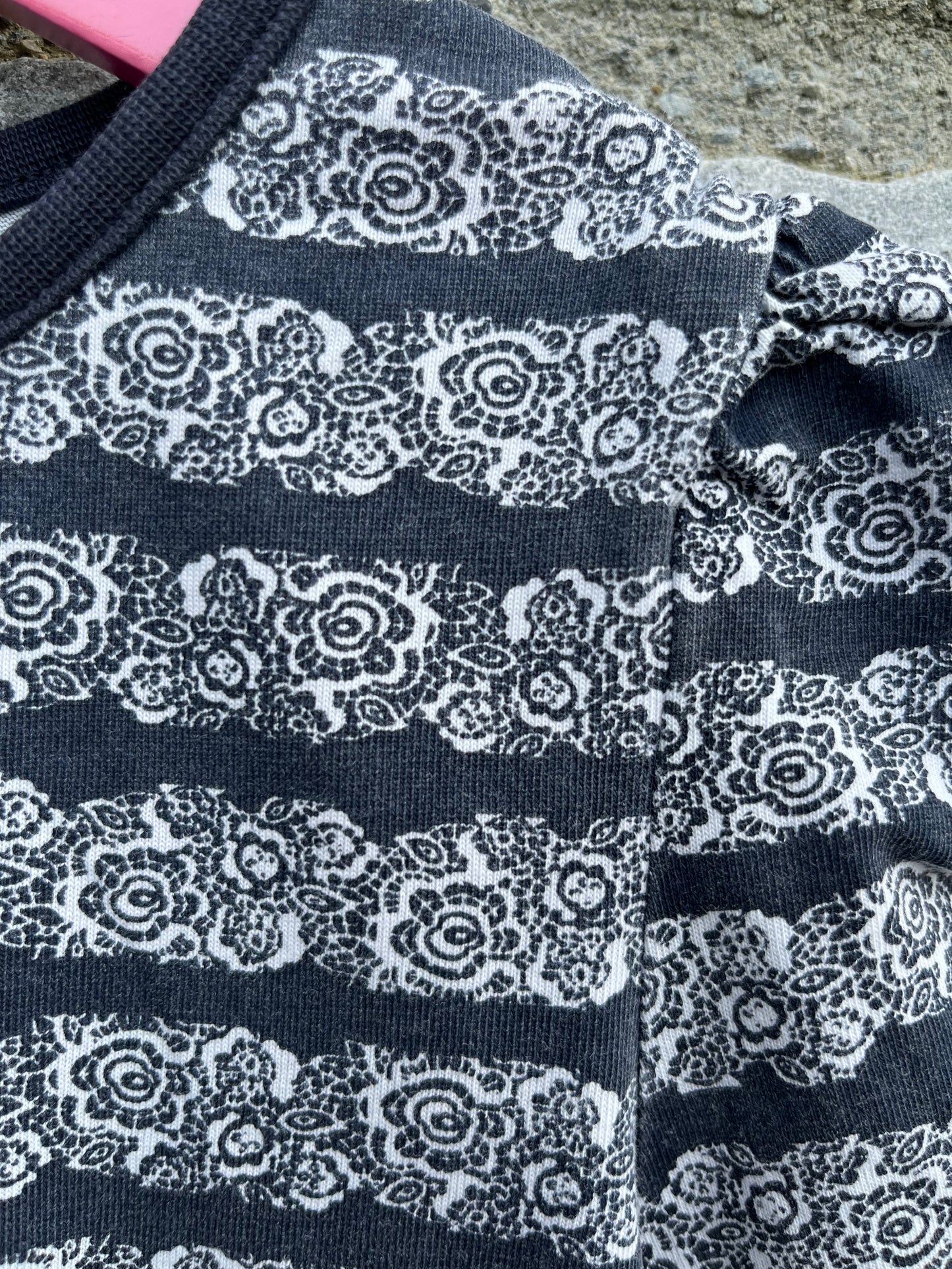 Floral navy top 6-7y (116-122cm)
