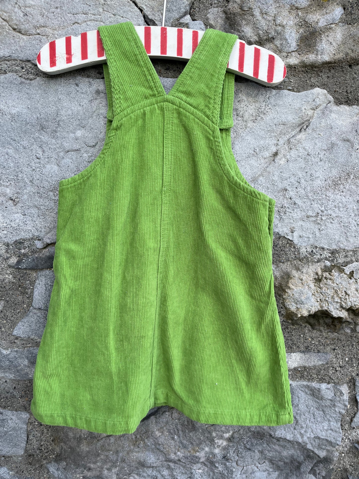 Green cord pinafore 6-12m (68-80cm)