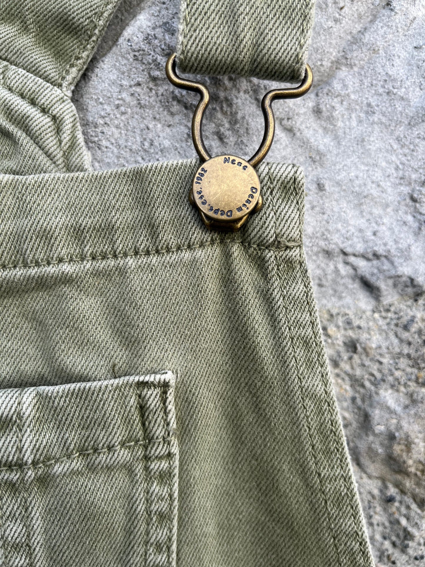 Khaki pinafore 8y (128cm)