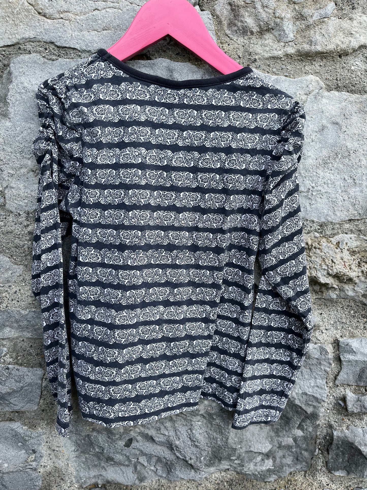 Floral navy top 6-7y (116-122cm)