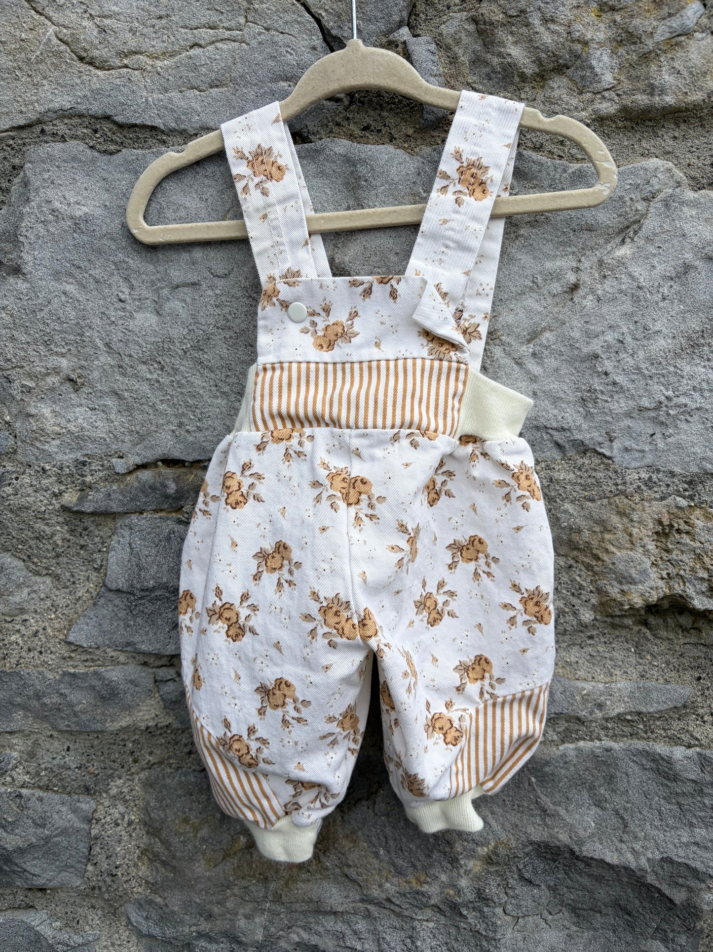80s beige floral dungarees&hat 3-6m (62-68cm)