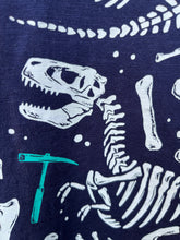 Load image into Gallery viewer, Dinosaur skeletons T-shirt  4-5y (104-110cm)
