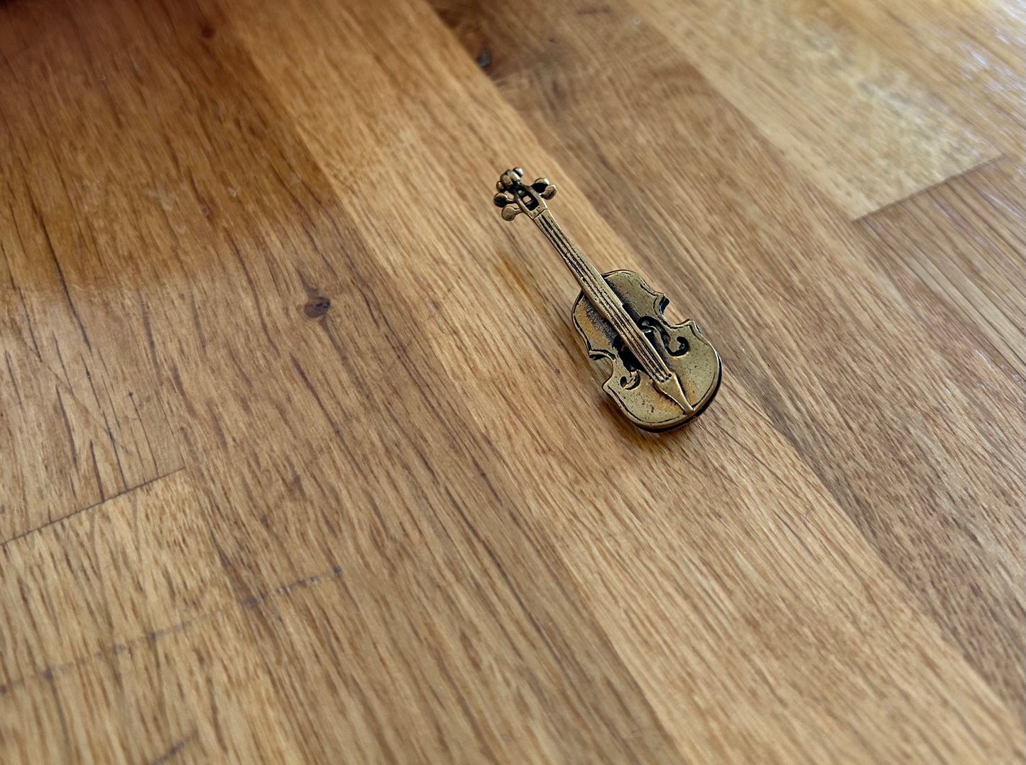 Violin brooch