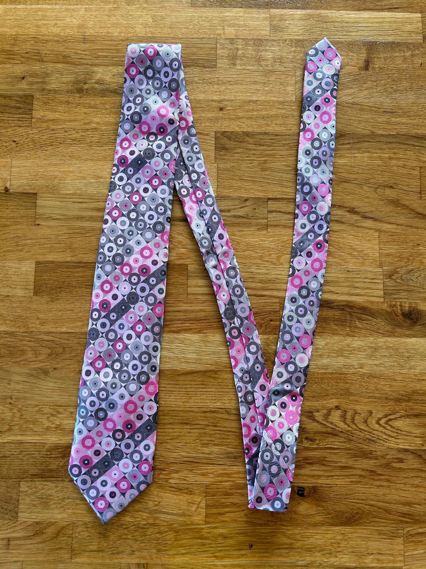 Pink&grey dots tie