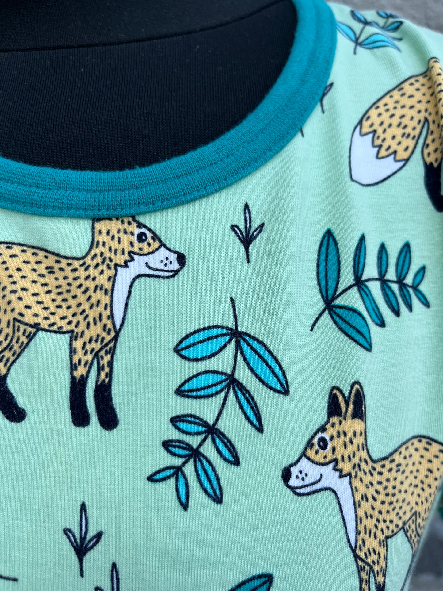 Green foxes T-shirt   uk 12