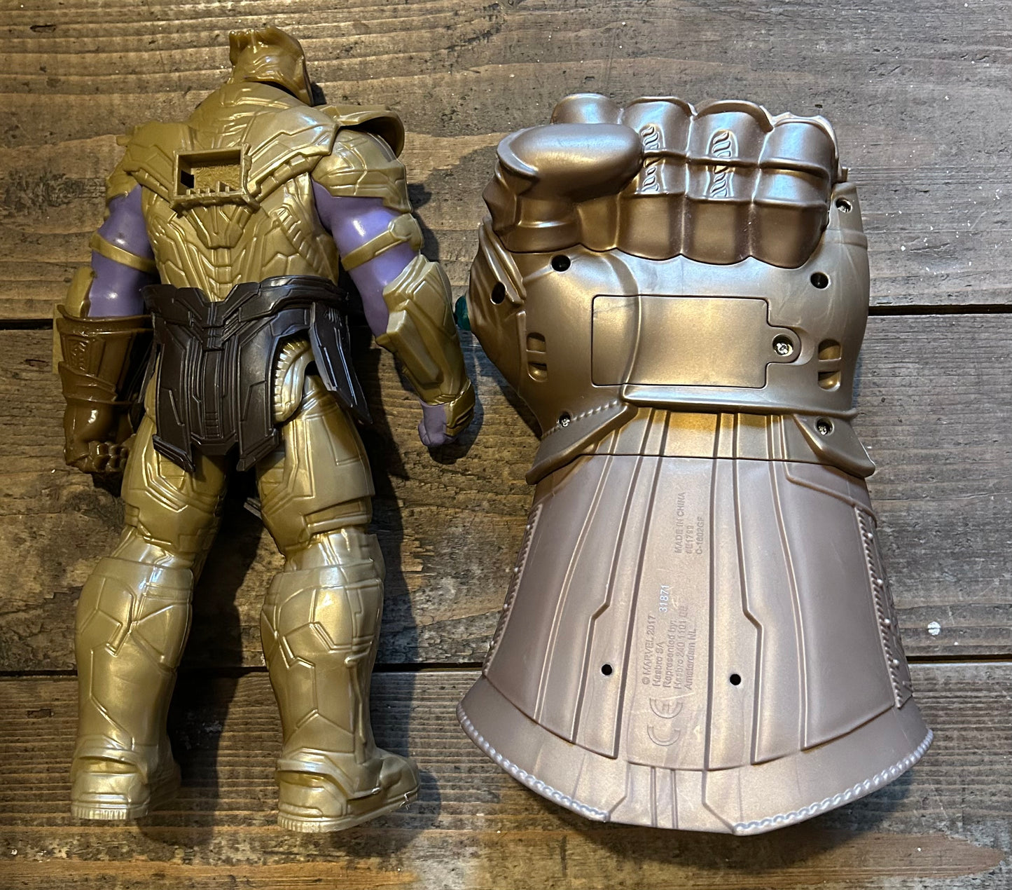 Thanos figurine &infinity Gauntlet