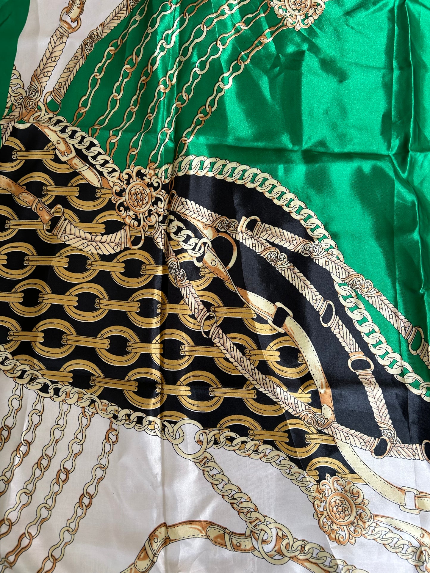 Chain&green scarf