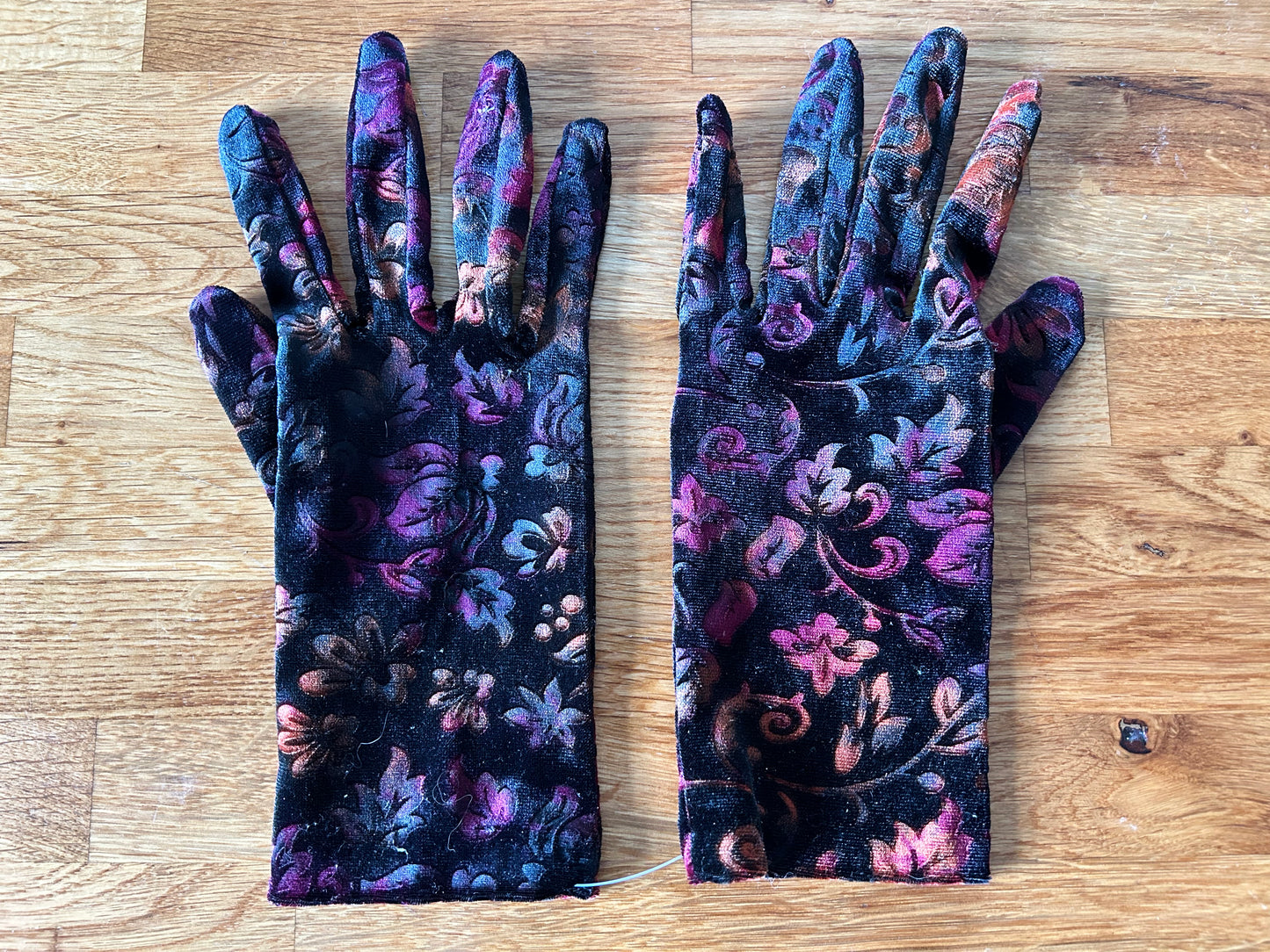 Floral velvet gloves