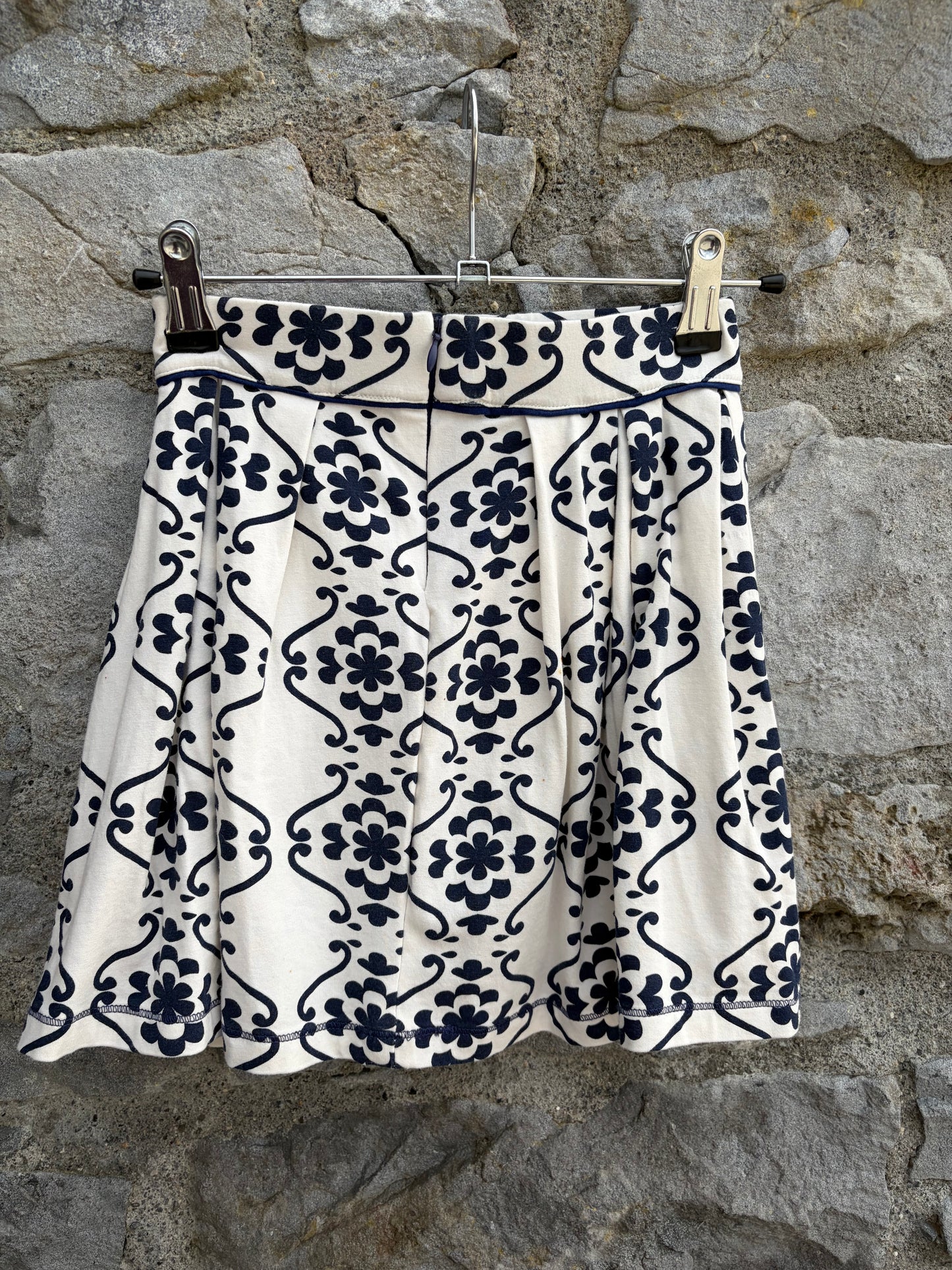 Navy&white pattern skirt  8y (128cm)