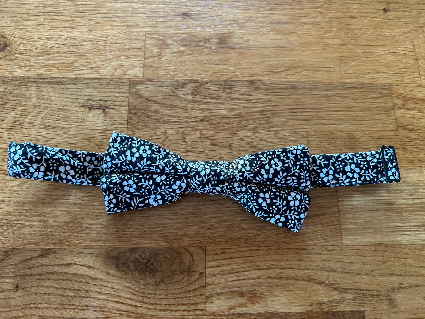 Black liberty bow tie