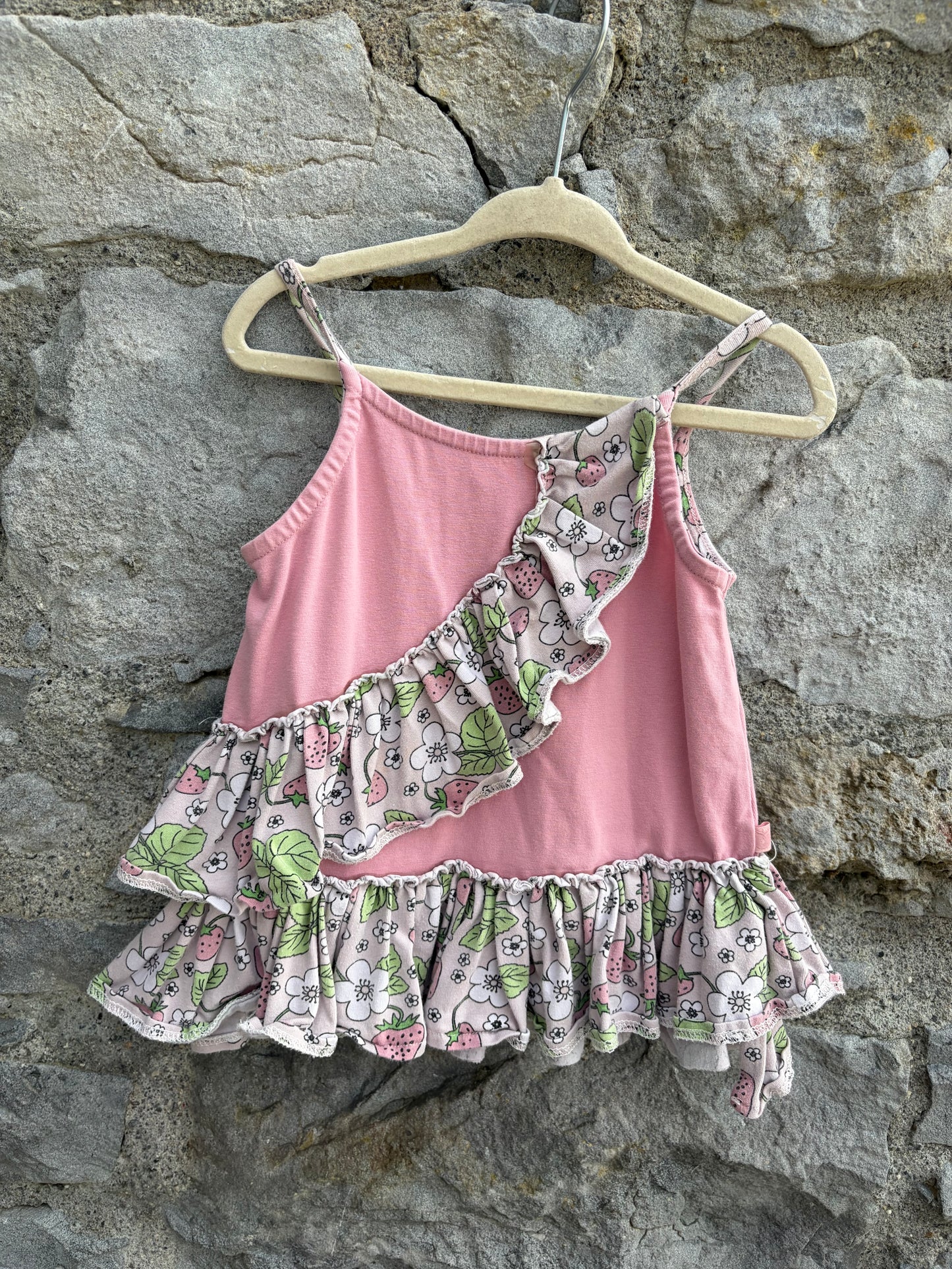 Pink strawberry ruffled top  3-4y (98-104cm)