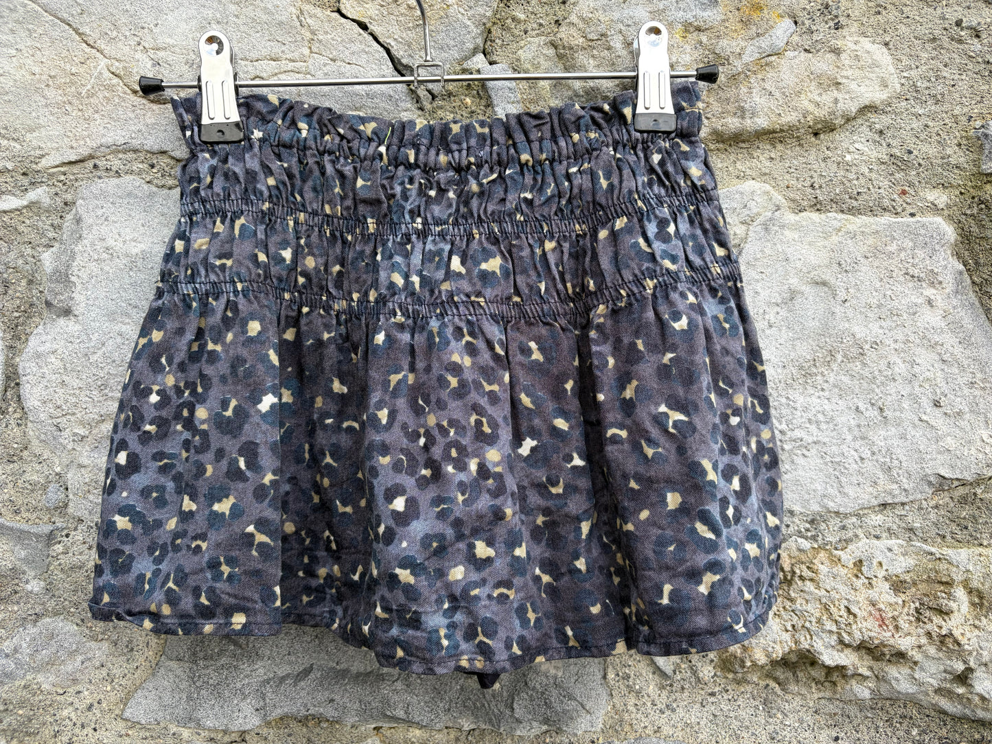 Grey leopard print skort  7-8y (122-128cm)