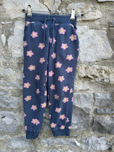 Load image into Gallery viewer, Happy flowers navy pants 5-6y (110-116cm)
