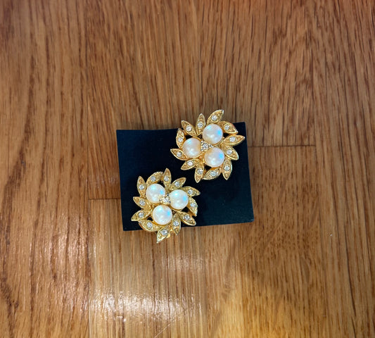 Pearl&leaves clip earrings