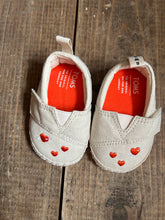 Load image into Gallery viewer, Beige baby Slippers  uk 2 (eu 18.5)

